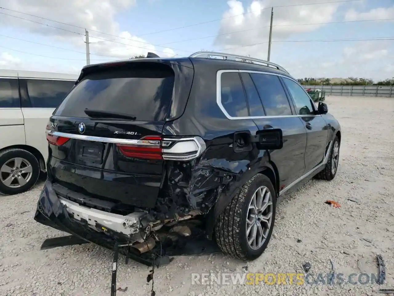 4 Photograph of a damaged car 5UXCW2C04M9H14557 BMW X7 2021