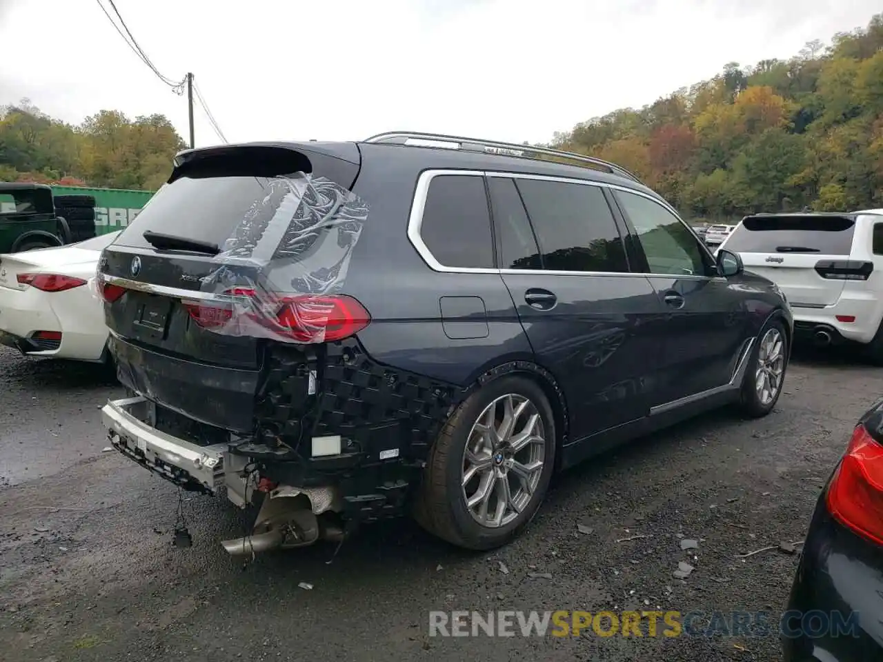 4 Photograph of a damaged car 5UXCW2C05M9F83297 BMW X7 2021