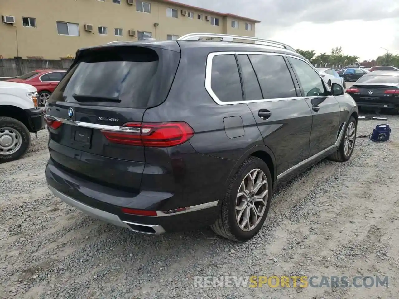 4 Photograph of a damaged car 5UXCW2C05M9H16169 BMW X7 2021