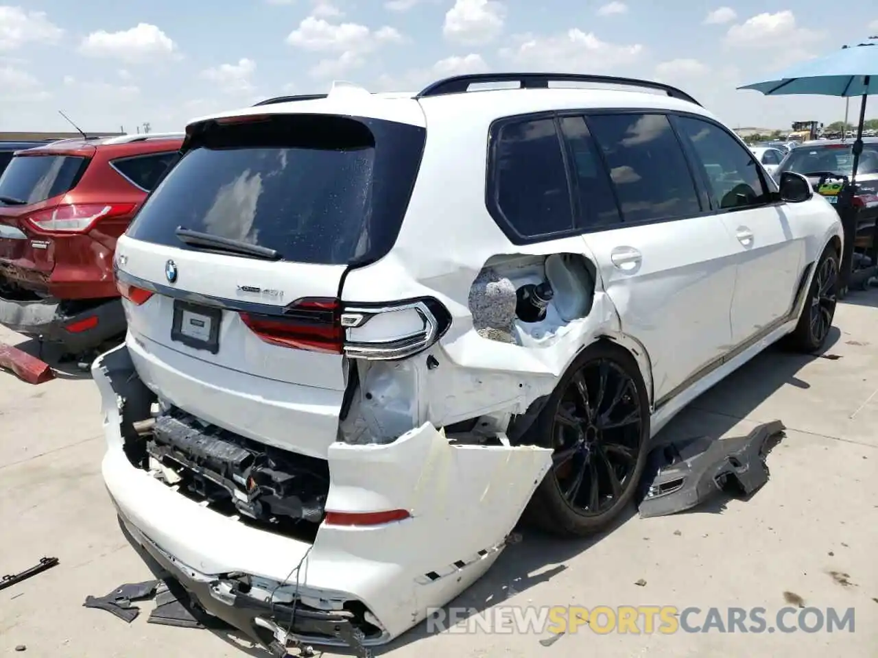 4 Photograph of a damaged car 5UXCW2C05M9H52699 BMW X7 2021