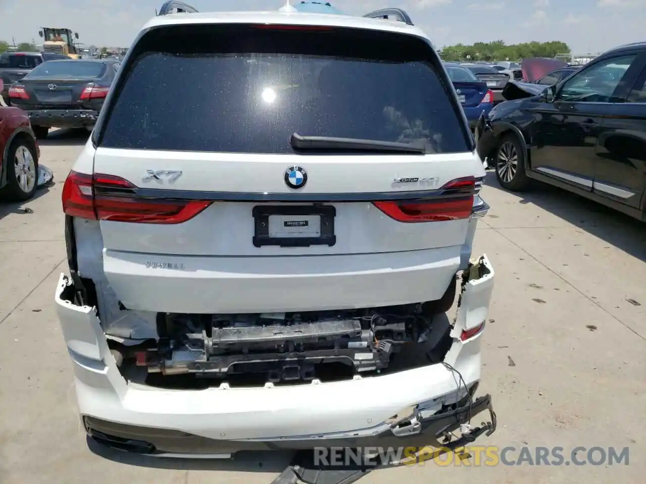 9 Photograph of a damaged car 5UXCW2C05M9H52699 BMW X7 2021