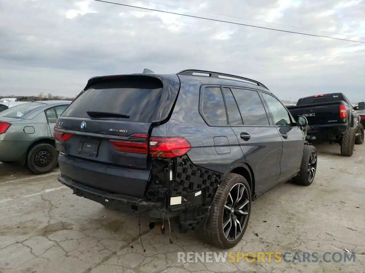 4 Photograph of a damaged car 5UXCW2C06M9D81455 BMW X7 2021