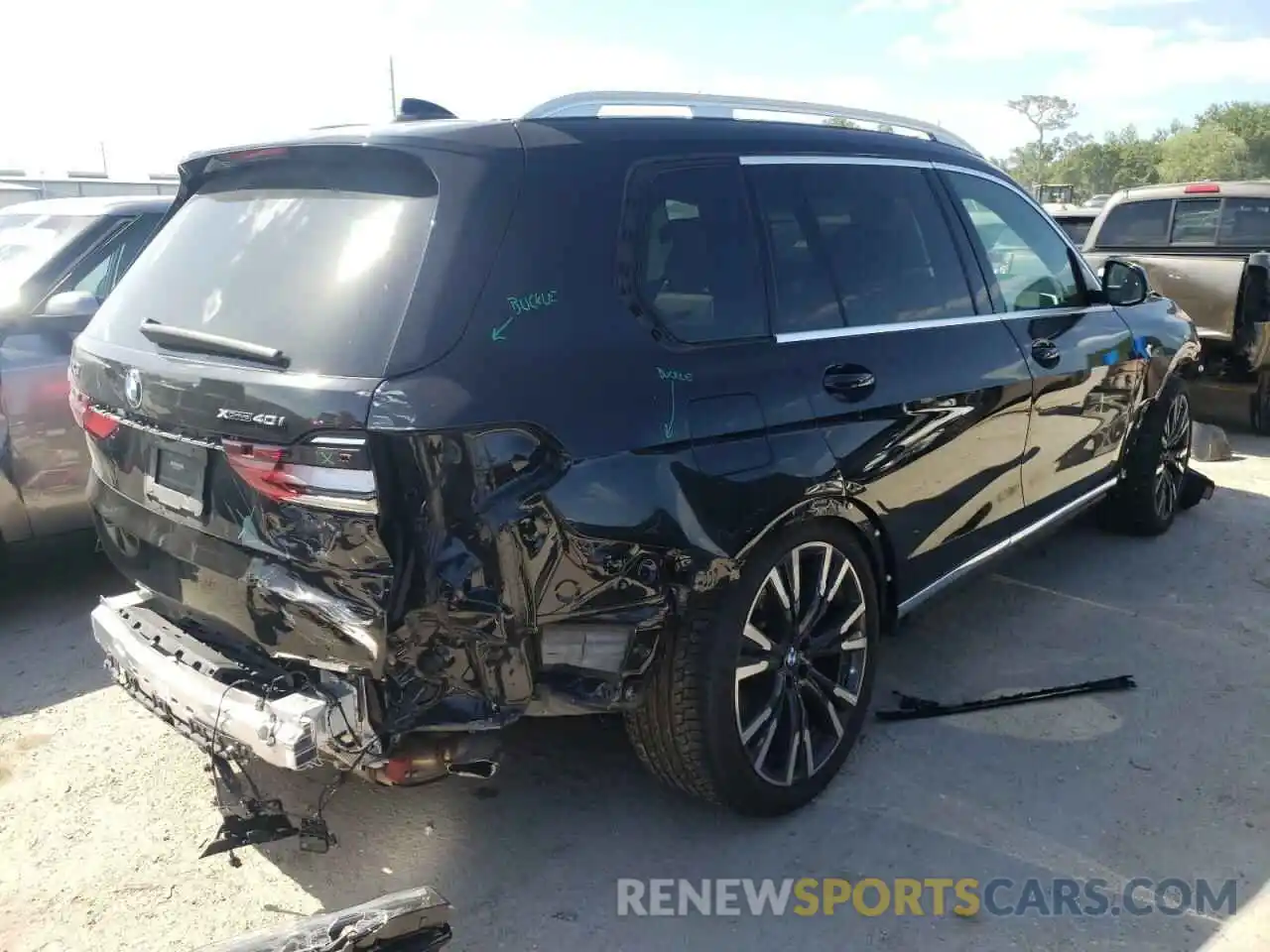 4 Photograph of a damaged car 5UXCW2C06M9E85847 BMW X7 2021