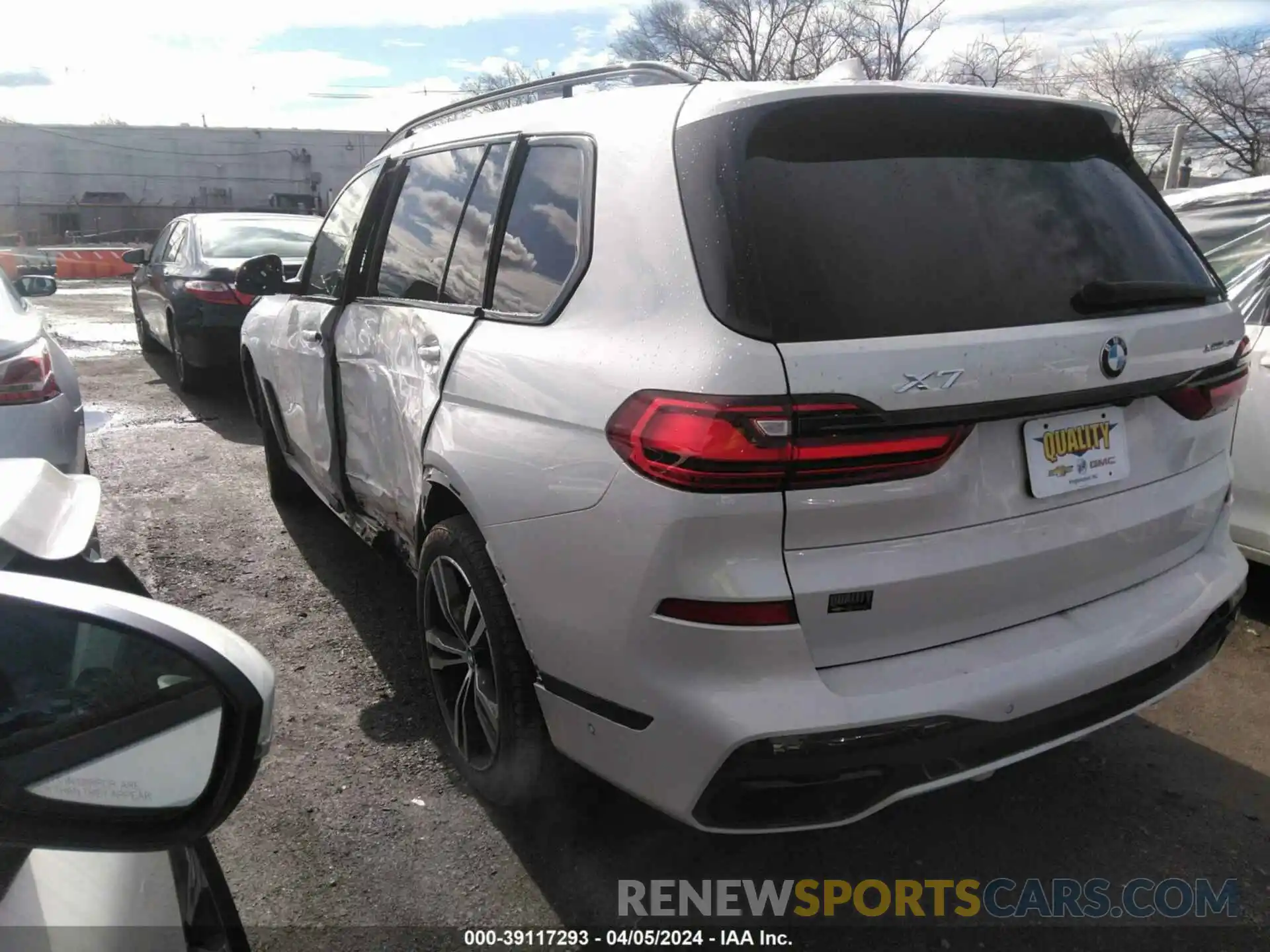 3 Photograph of a damaged car 5UXCW2C06M9H11594 BMW X7 2021