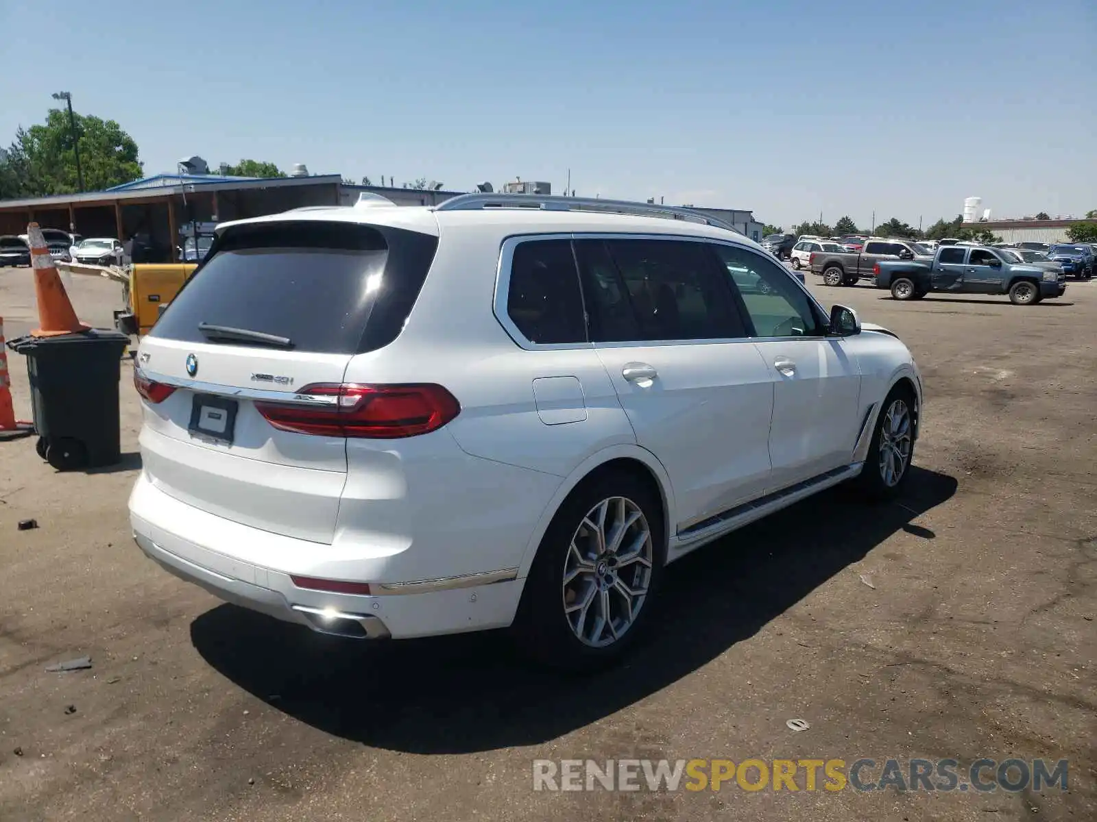 4 Photograph of a damaged car 5UXCW2C07M9F67408 BMW X7 2021