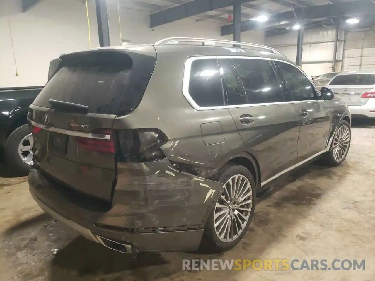 4 Photograph of a damaged car 5UXCW2C08M9E04251 BMW X7 2021