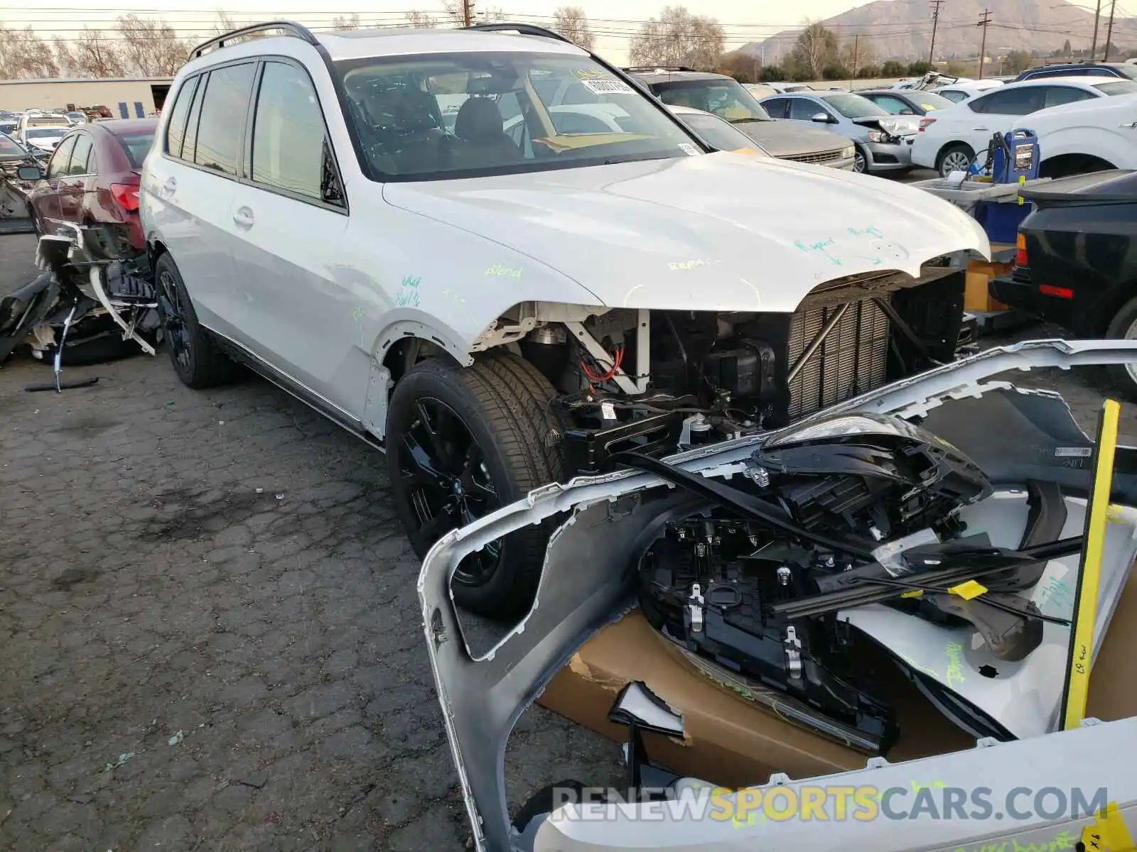 1 Photograph of a damaged car 5UXCW2C0XM9E40460 BMW X7 2021