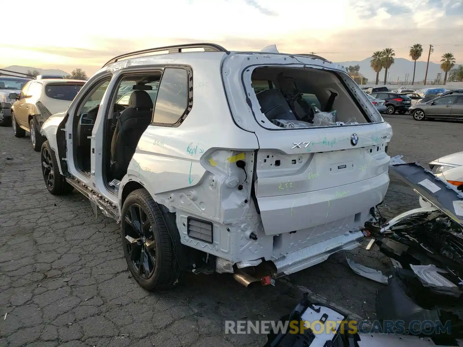 3 Photograph of a damaged car 5UXCW2C0XM9E40460 BMW X7 2021