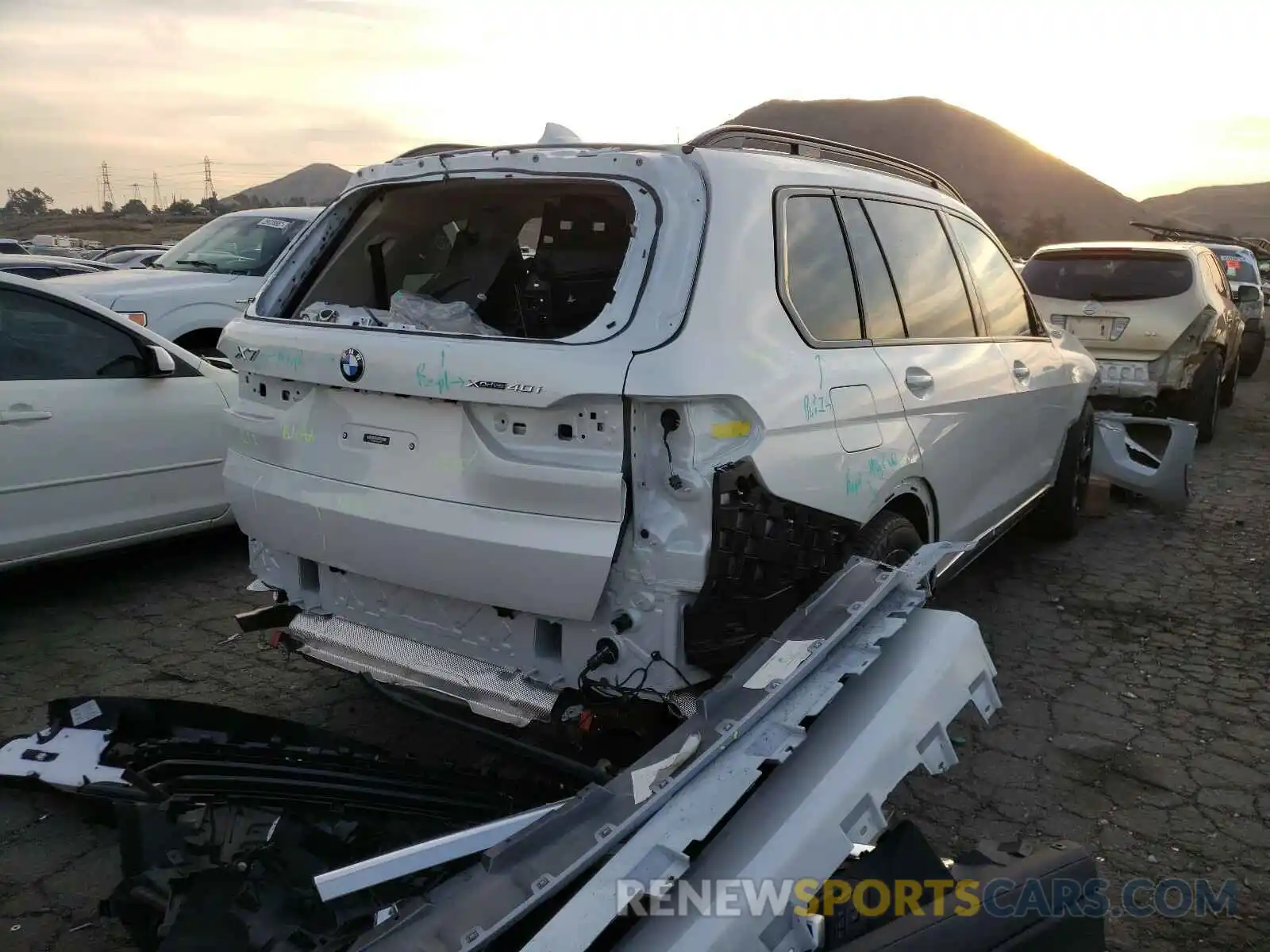 4 Photograph of a damaged car 5UXCW2C0XM9E40460 BMW X7 2021