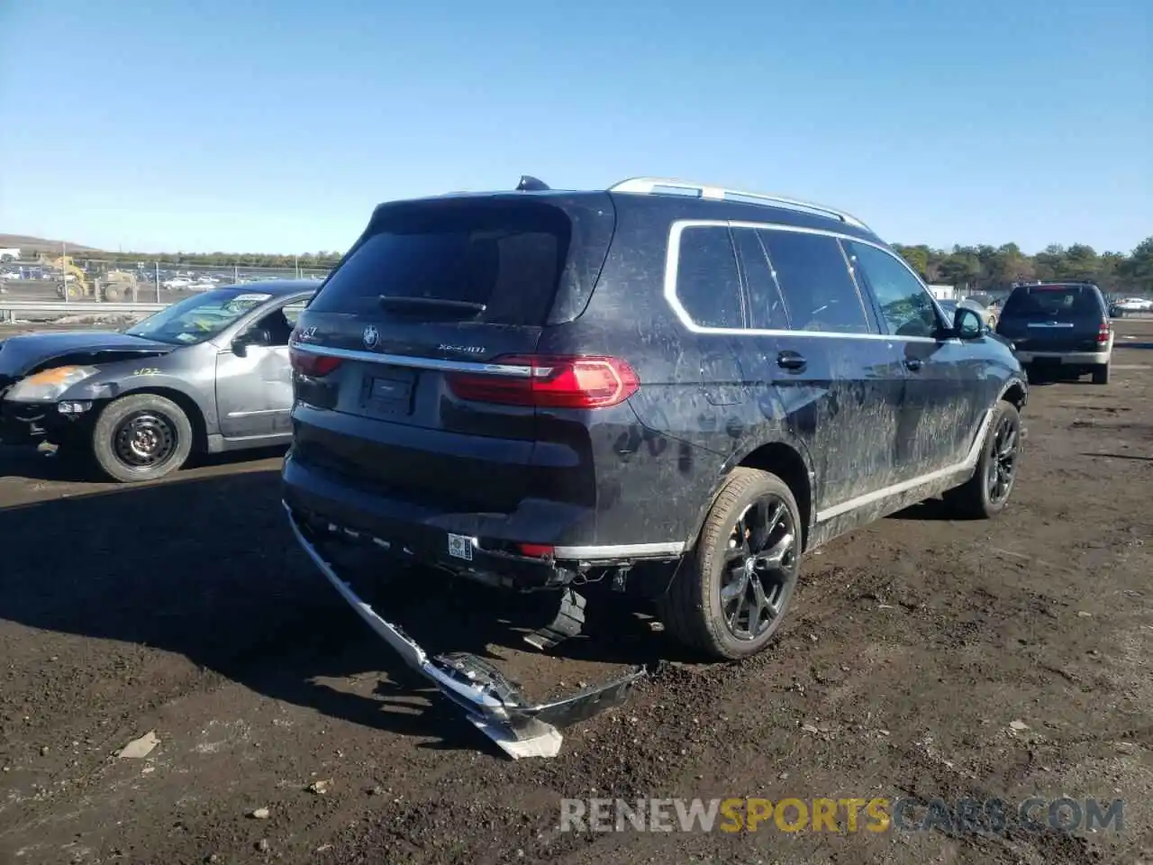 4 Photograph of a damaged car 5UXCW2C0XM9E93658 BMW X7 2021