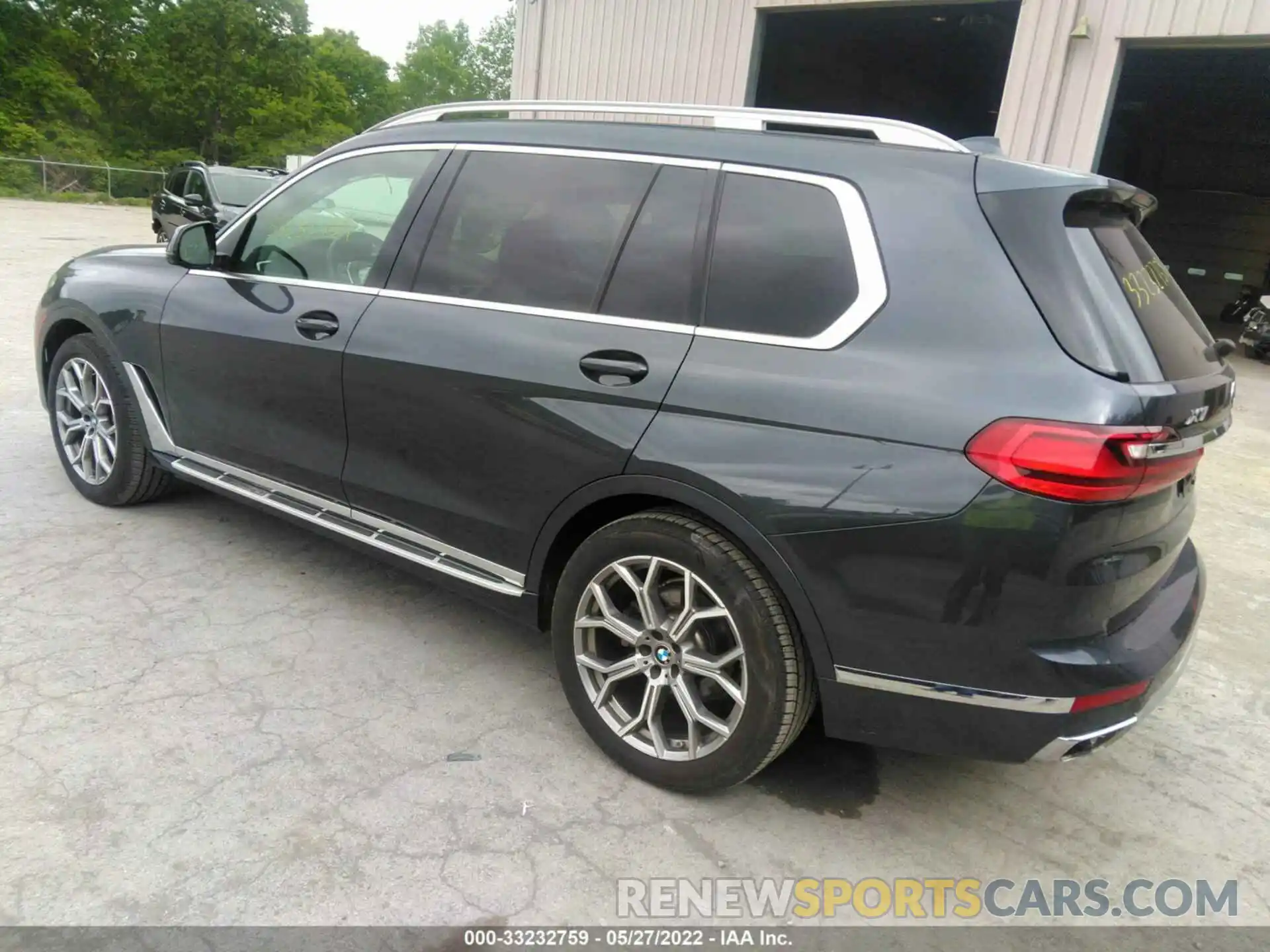 3 Photograph of a damaged car 5UXCW2C0XM9F32569 BMW X7 2021