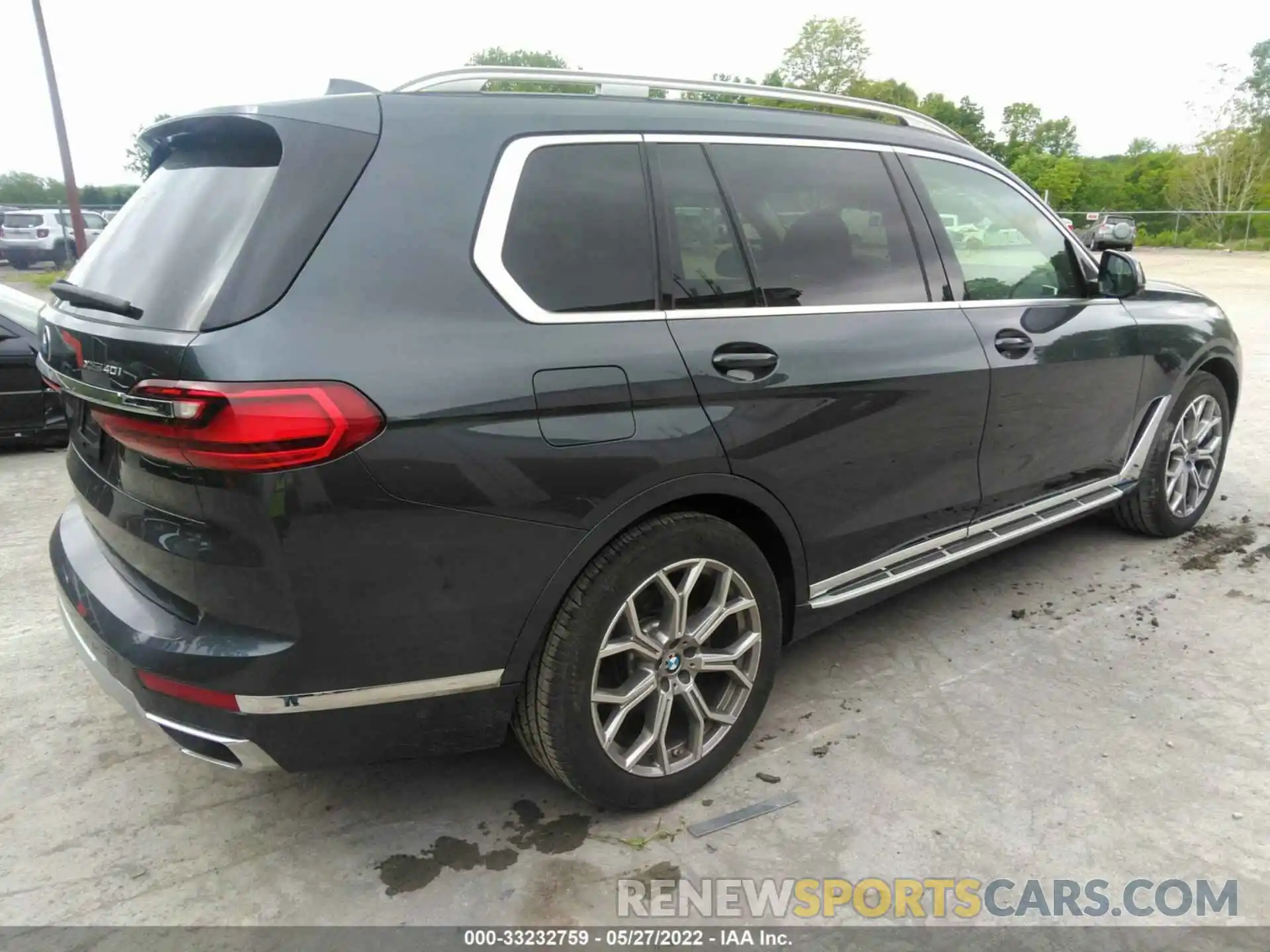 4 Photograph of a damaged car 5UXCW2C0XM9F32569 BMW X7 2021