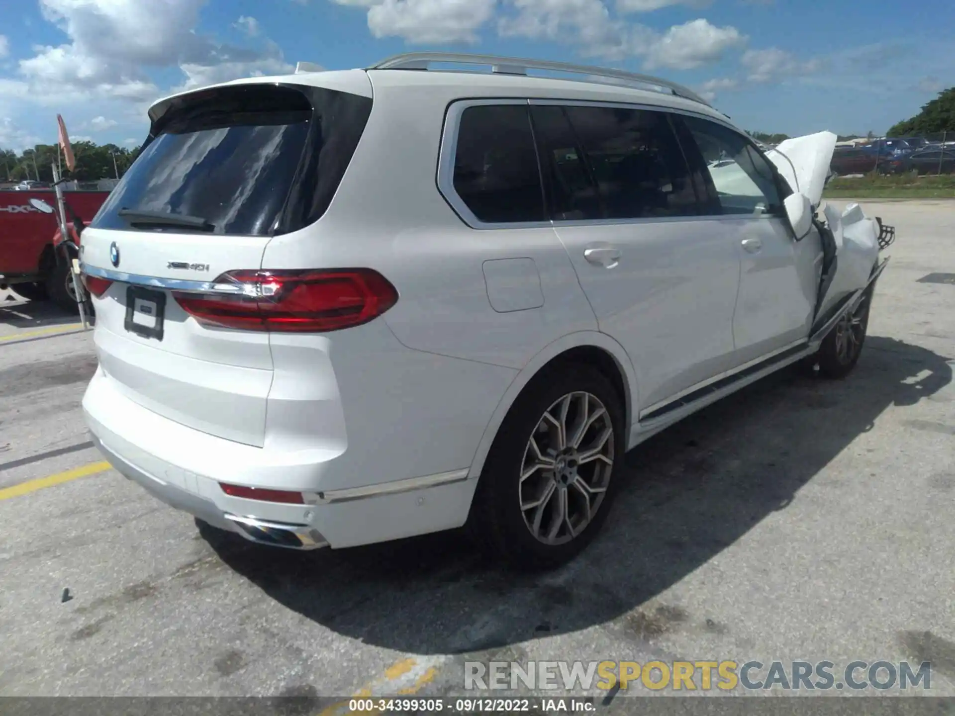 4 Photograph of a damaged car 5UXCW2C0XM9F34421 BMW X7 2021