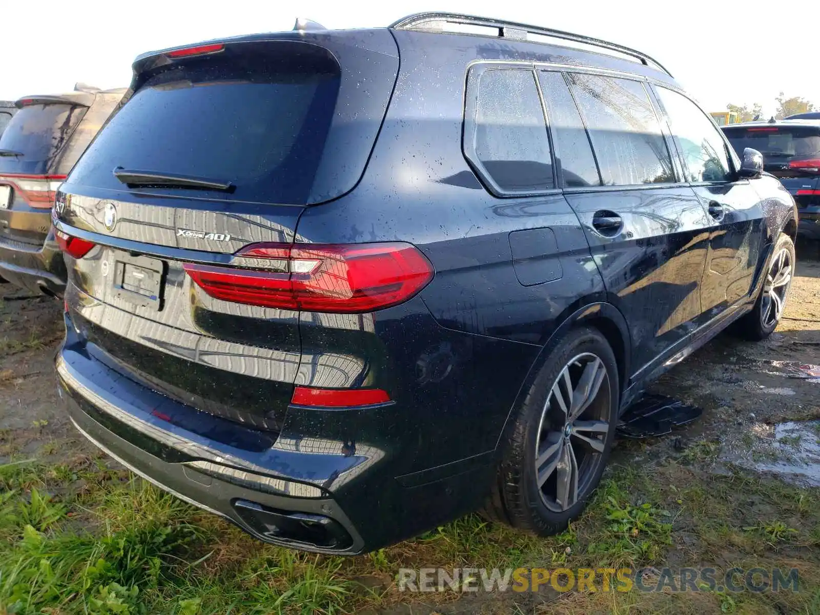 4 Photograph of a damaged car 5UXCW2C0XM9G35491 BMW X7 2021