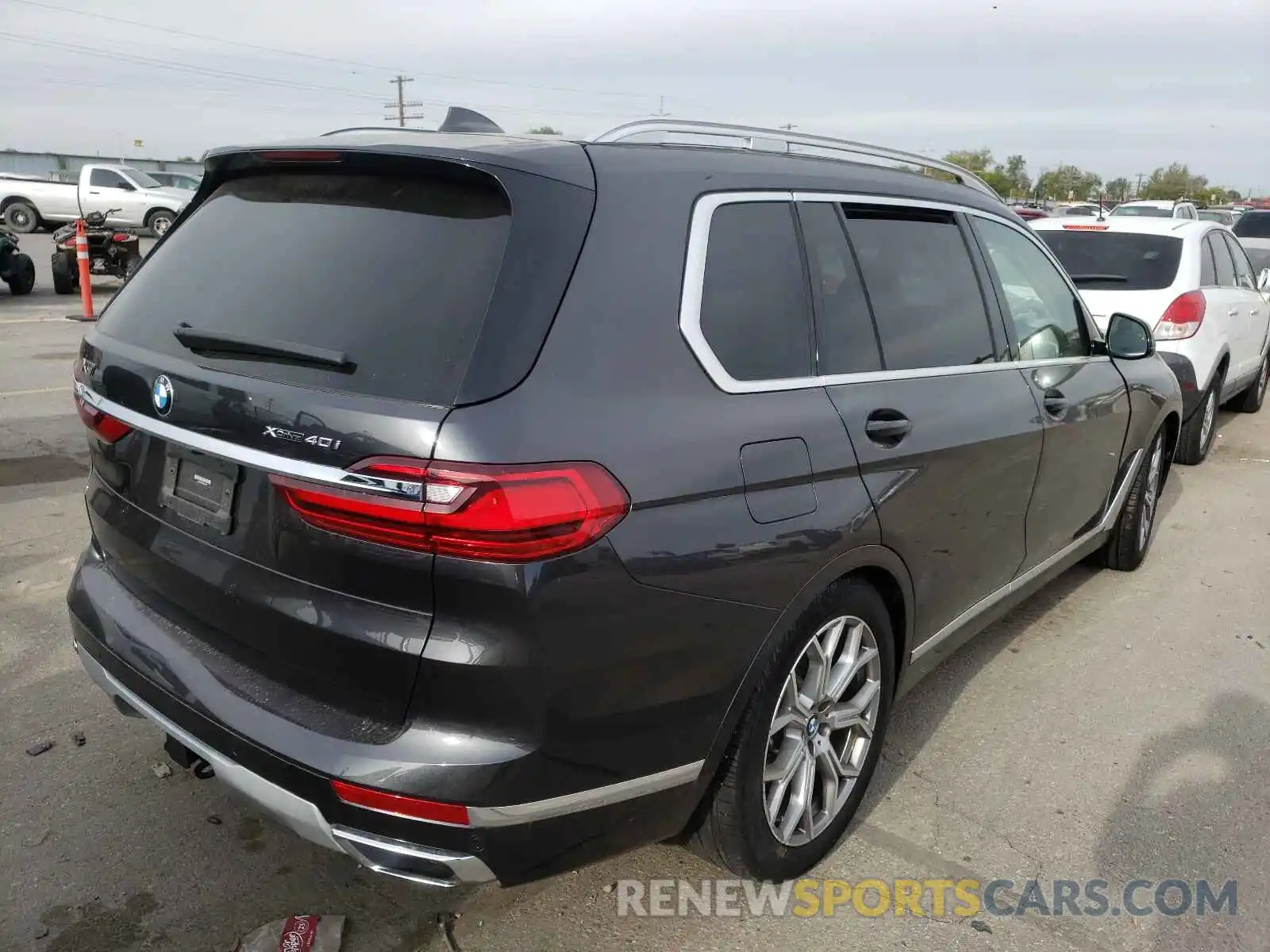 4 Photograph of a damaged car 5UXCW2C0XM9G56499 BMW X7 2021