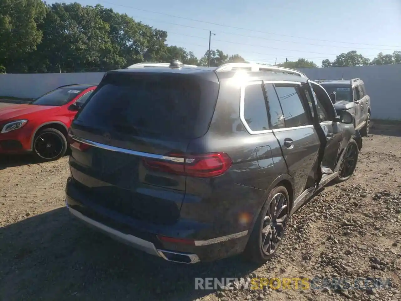 4 Photograph of a damaged car 5UXCW2C0XM9H15423 BMW X7 2021