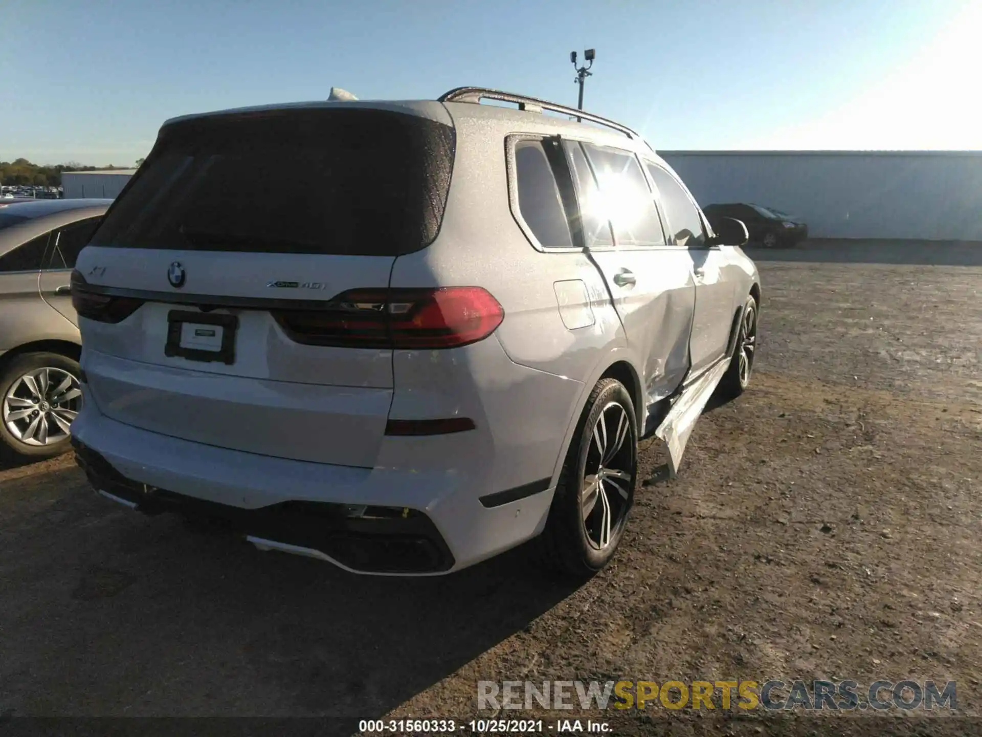 4 Photograph of a damaged car 5UXCW2C0XM9H79316 BMW X7 2021