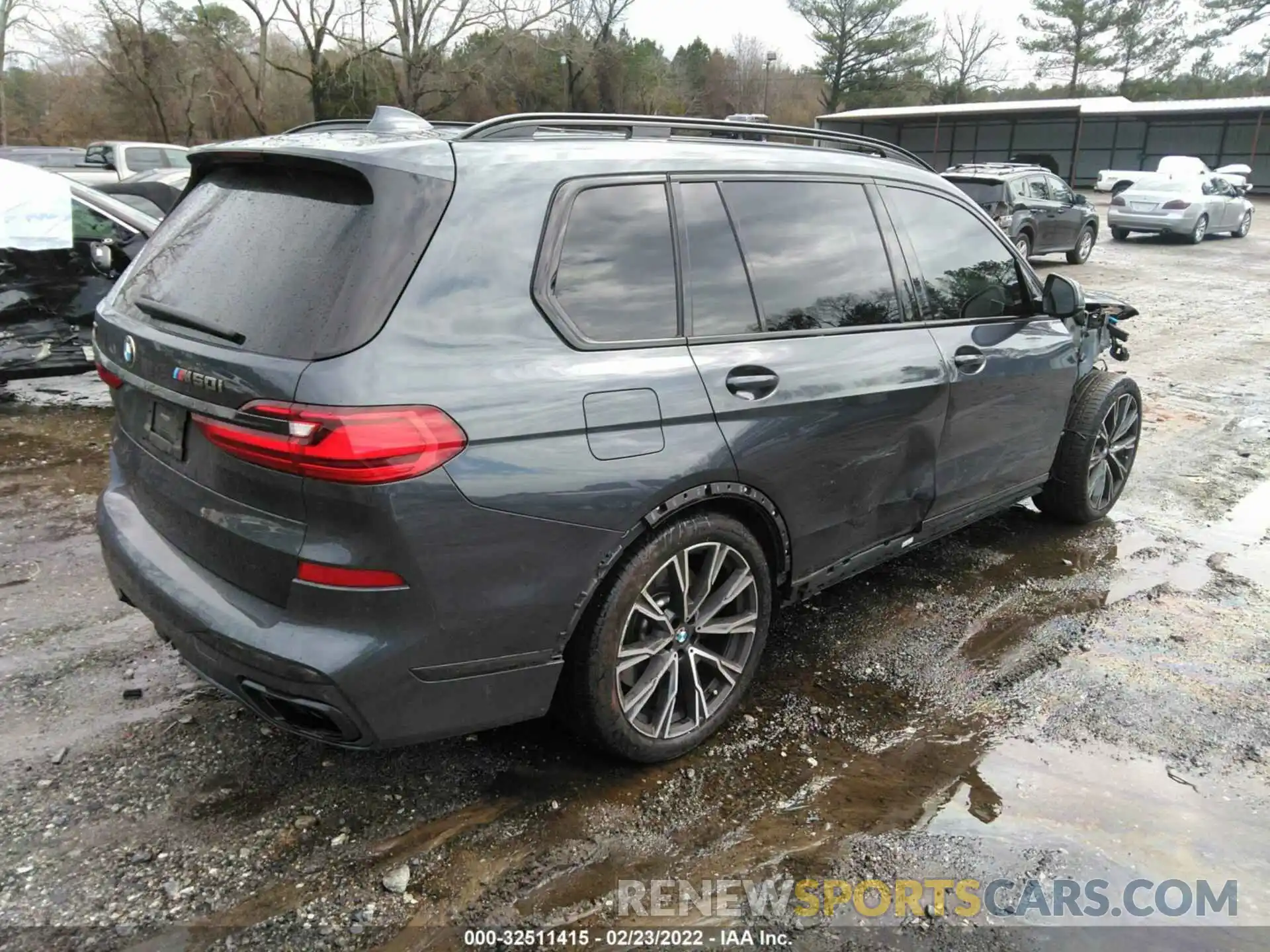 4 Photograph of a damaged car 5UXCX6C02M9F22221 BMW X7 2021