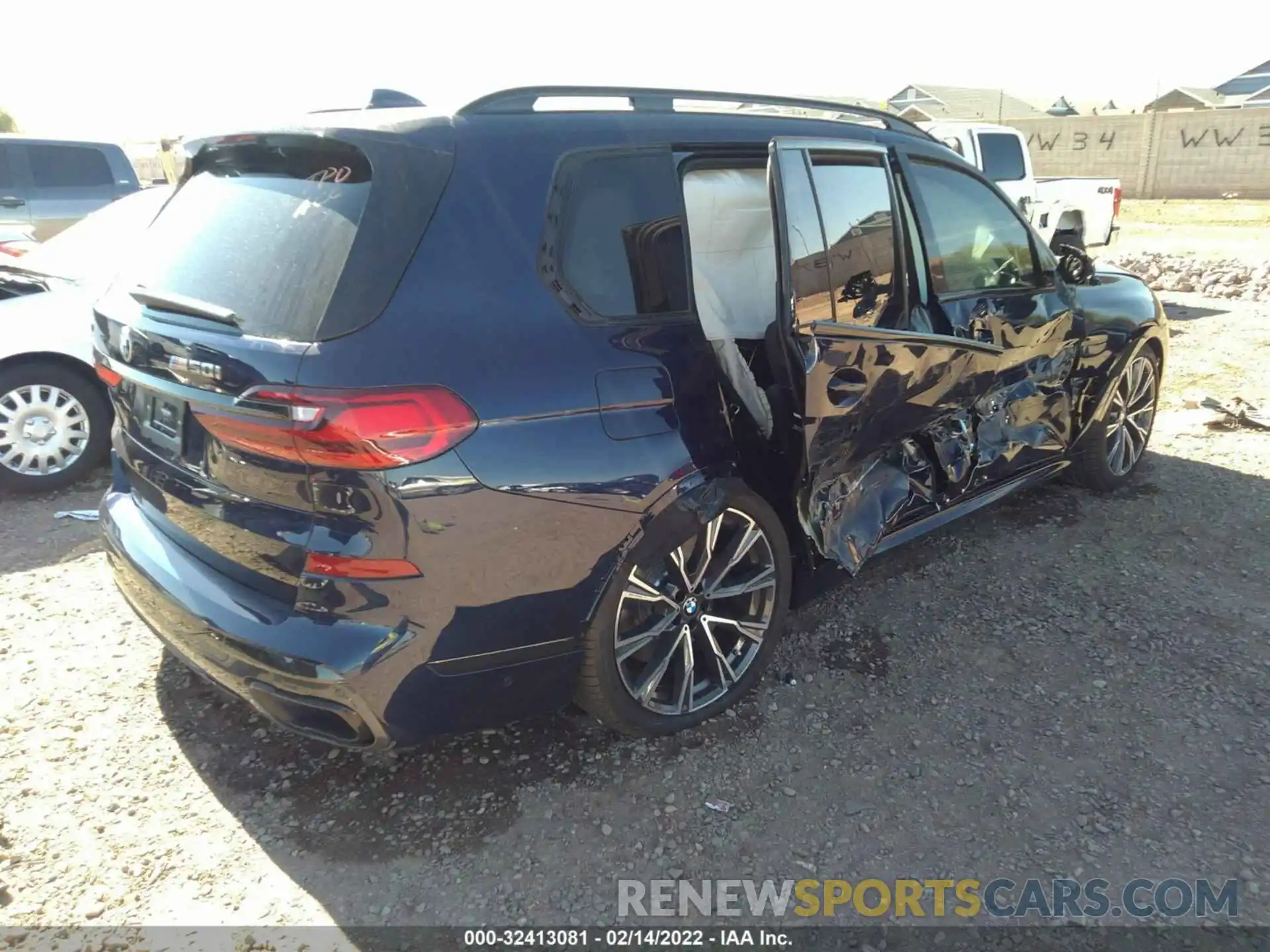 4 Photograph of a damaged car 5UXCX6C02M9G60731 BMW X7 2021