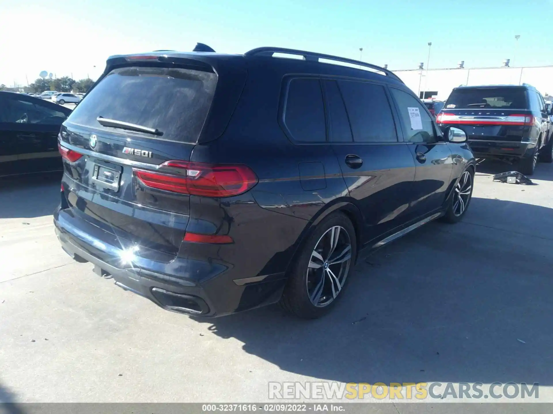 4 Photograph of a damaged car 5UXCX6C06M9H34992 BMW X7 2021