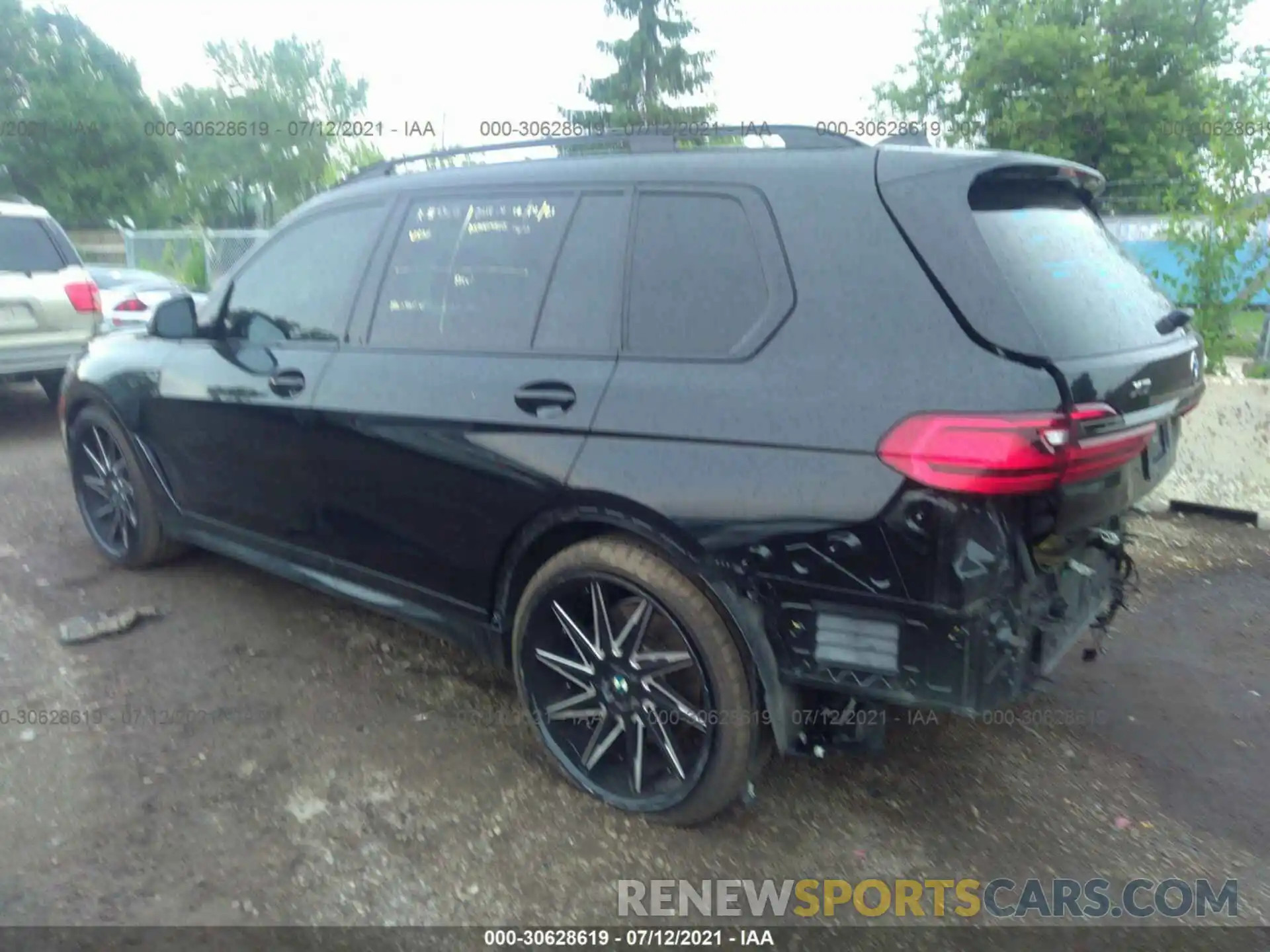 3 Photograph of a damaged car 5UXCX6C0XM9E05258 BMW X7 2021