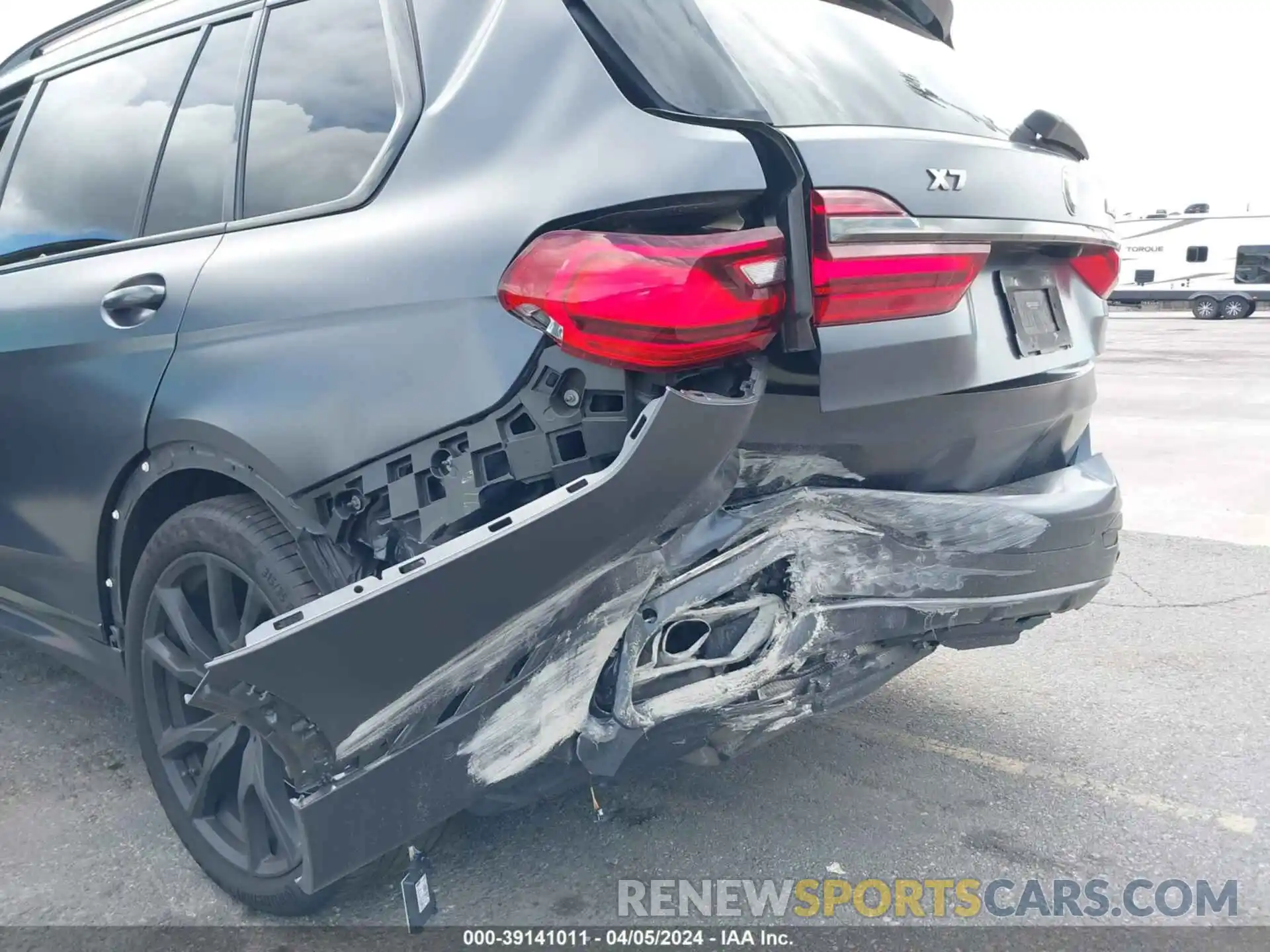 6 Photograph of a damaged car 5UXCX6C0XM9E99304 BMW X7 2021