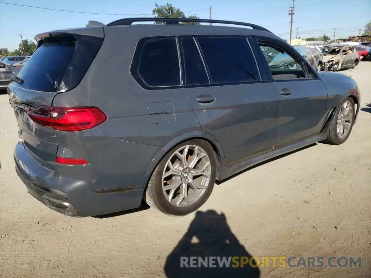 4 Photograph of a damaged car 5UXCX6C0XM9F57184 BMW X7 2021