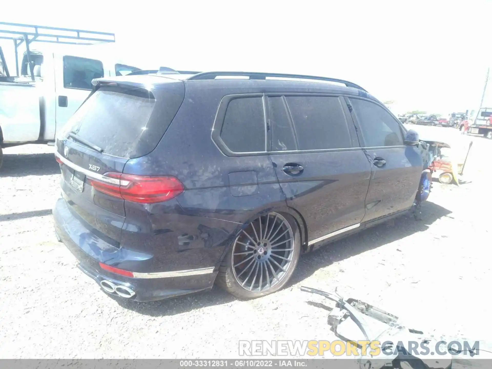 4 Photograph of a damaged car 5UXCX6C11M9E41395 BMW X7 2021