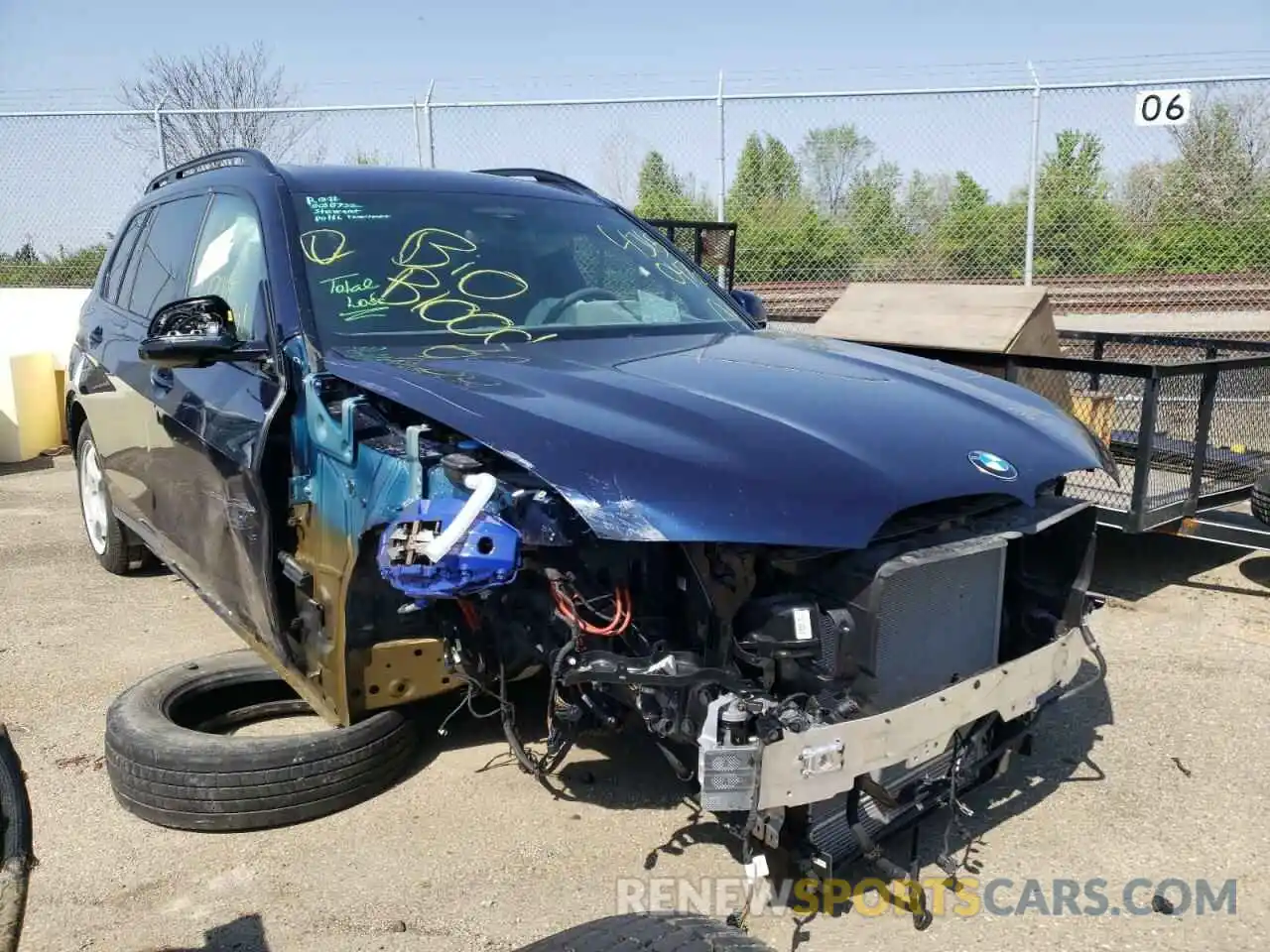 1 Photograph of a damaged car 5UXCX6C11M9G13053 BMW X7 2021