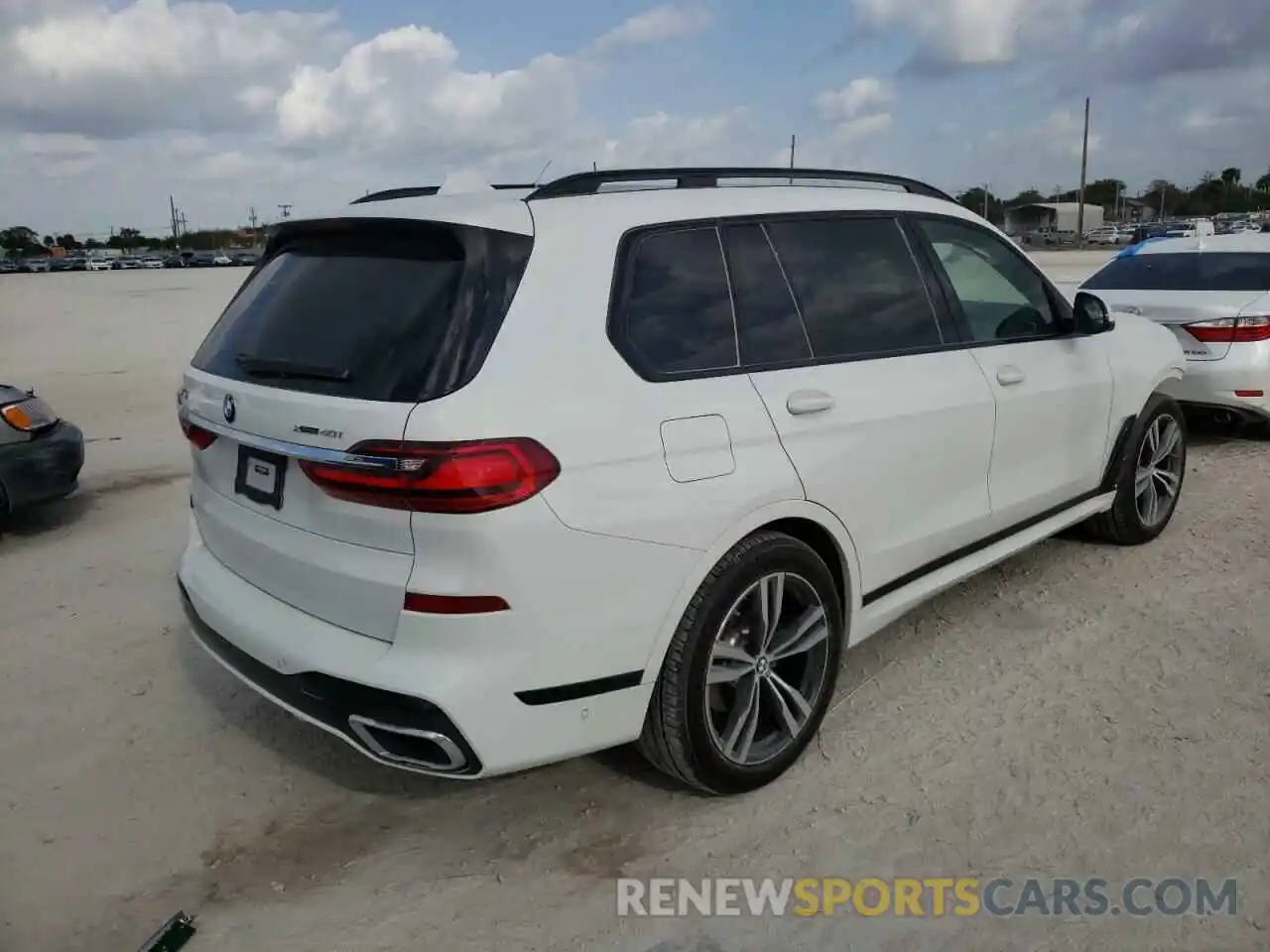 4 Photograph of a damaged car 5UXCW2C02N9K00902 BMW X7 2022