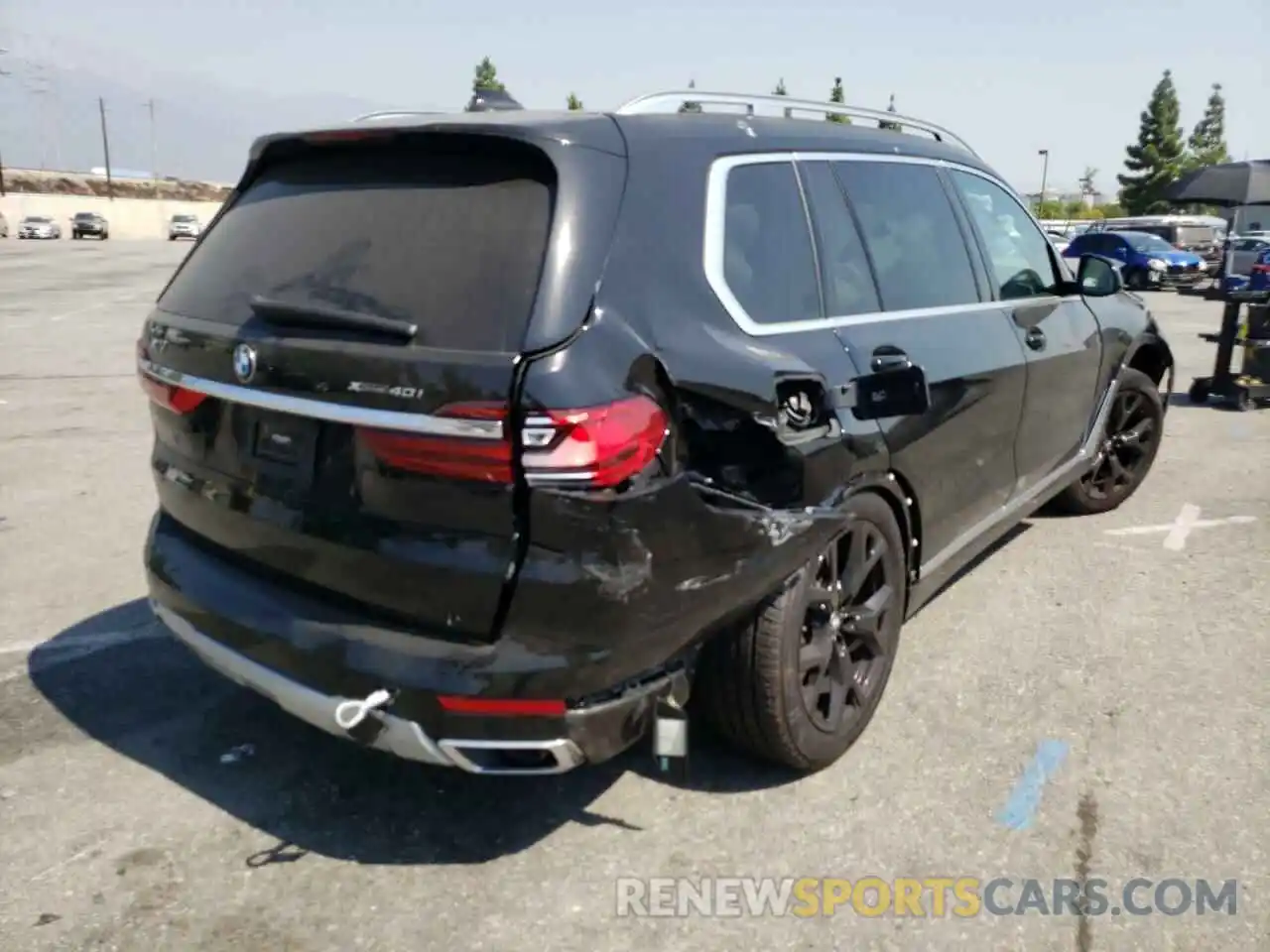 4 Photograph of a damaged car 5UXCW2C02N9M19679 BMW X7 2022