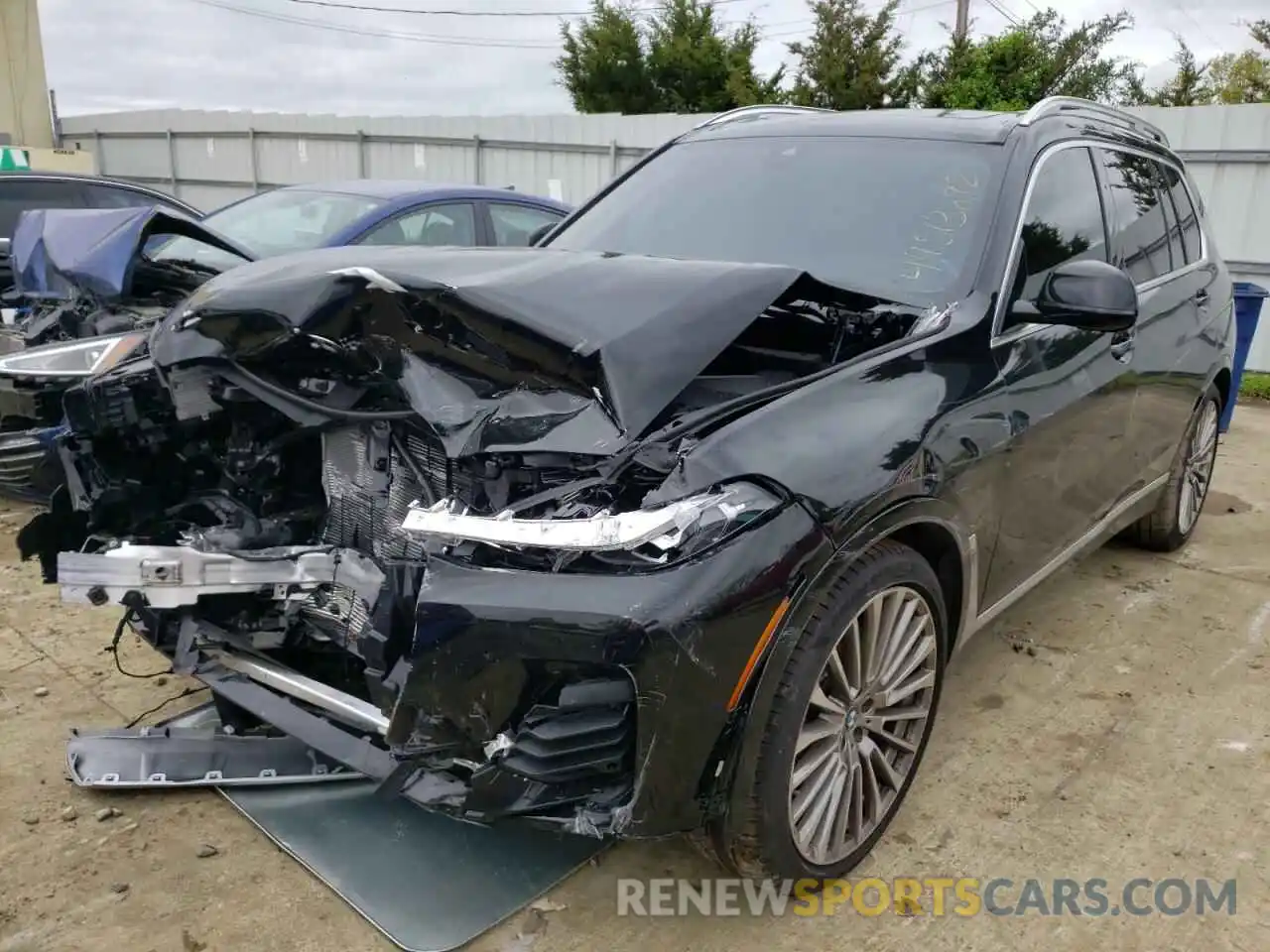 2 Photograph of a damaged car 5UXCW2C03N9K60445 BMW X7 2022