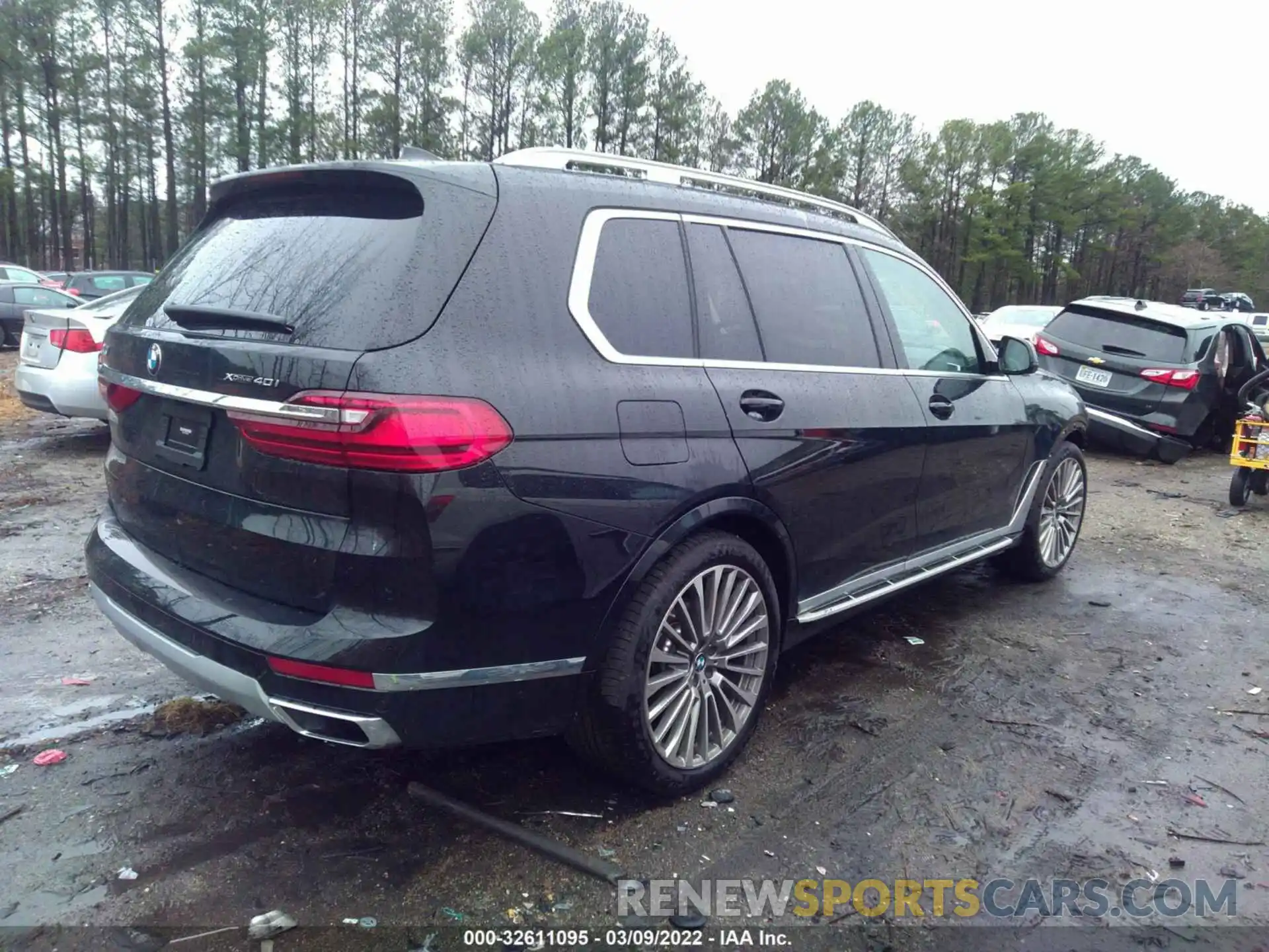 4 Photograph of a damaged car 5UXCW2C07N9K49335 BMW X7 2022