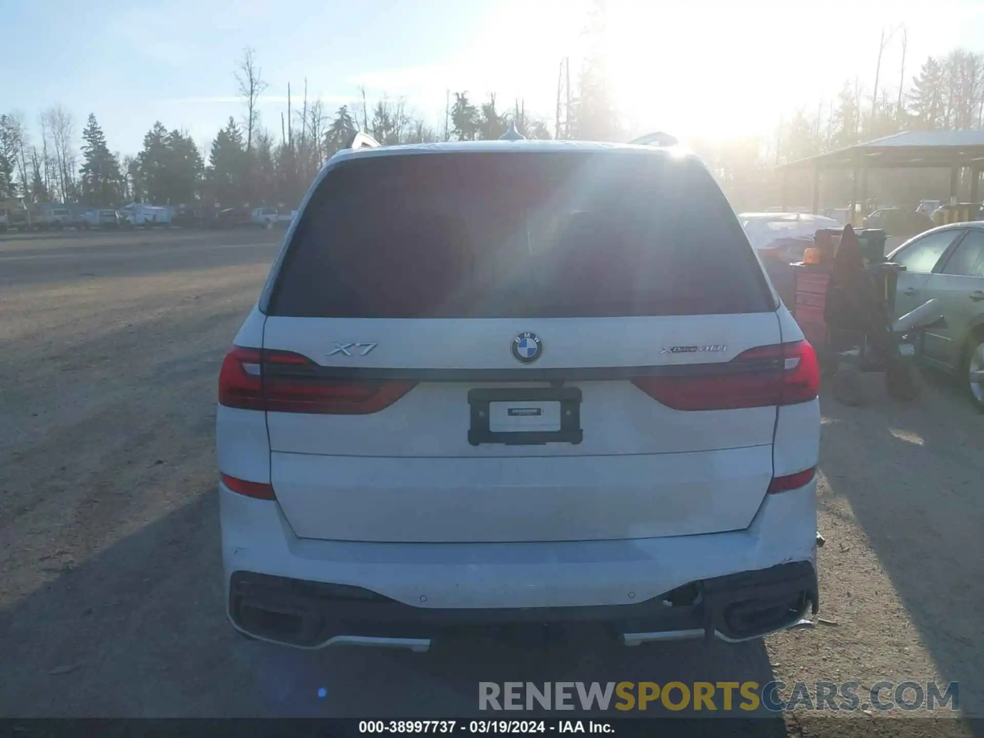 16 Photograph of a damaged car 5UXCW2C07N9L41965 BMW X7 2022