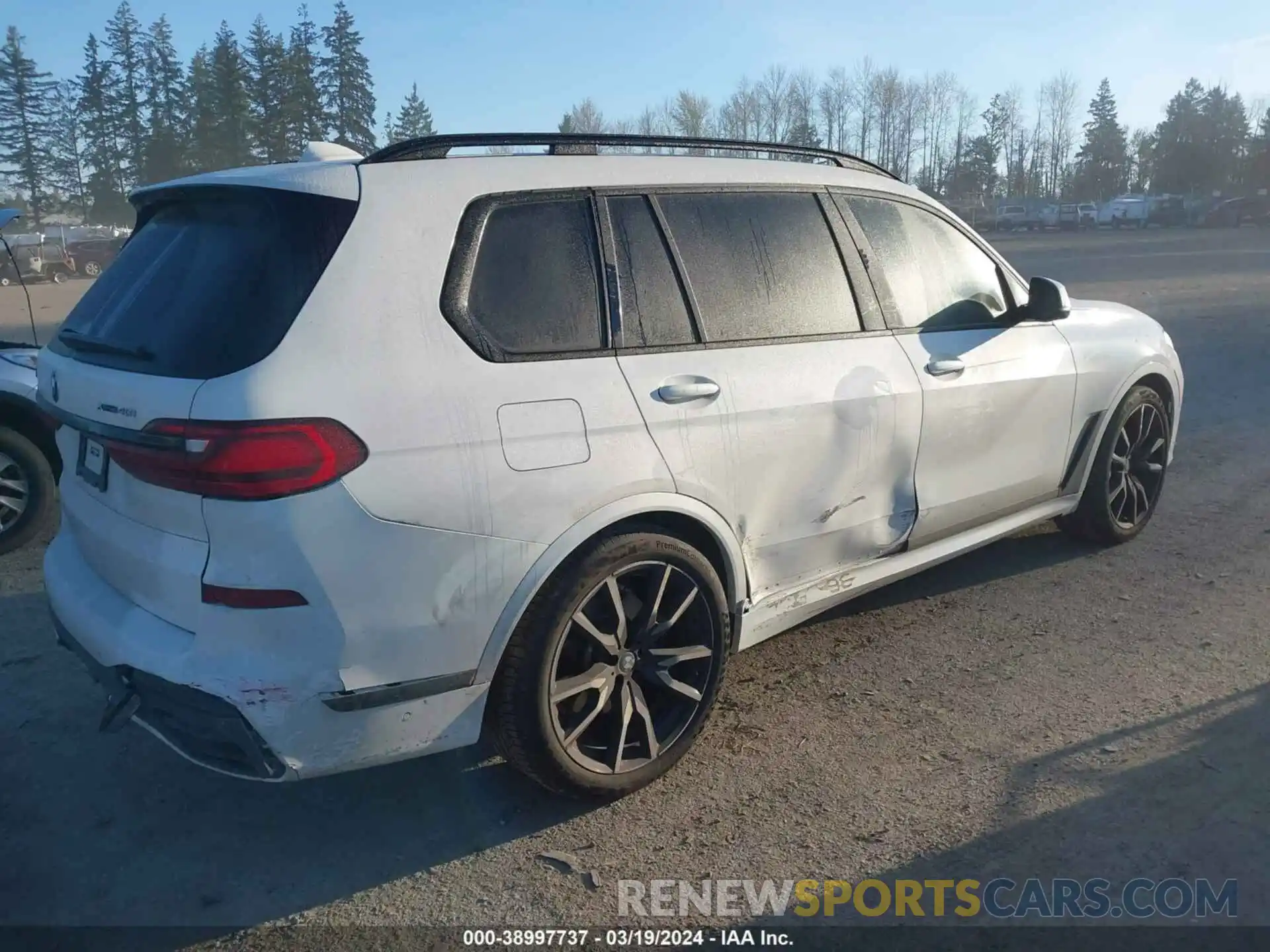 4 Photograph of a damaged car 5UXCW2C07N9L41965 BMW X7 2022