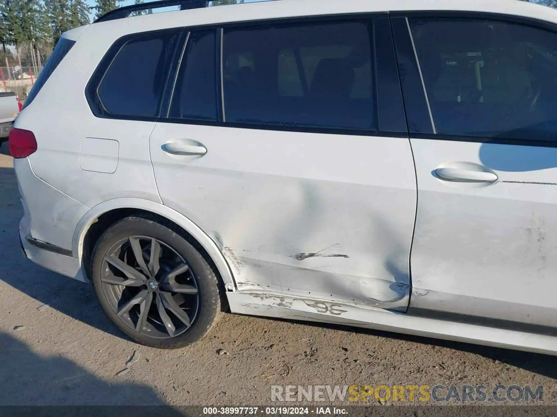 6 Photograph of a damaged car 5UXCW2C07N9L41965 BMW X7 2022