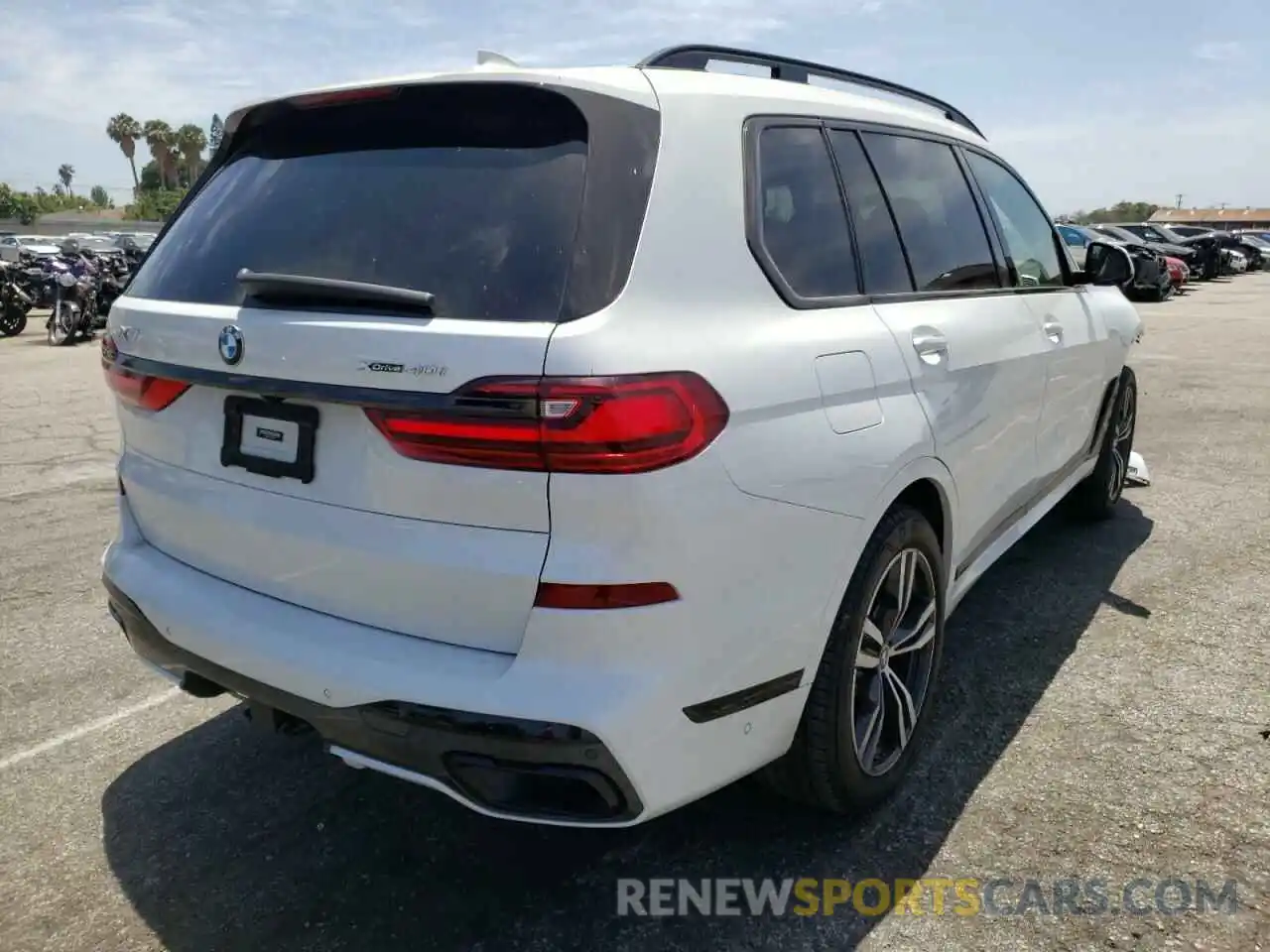 4 Photograph of a damaged car 5UXCW2C09N9J06015 BMW X7 2022