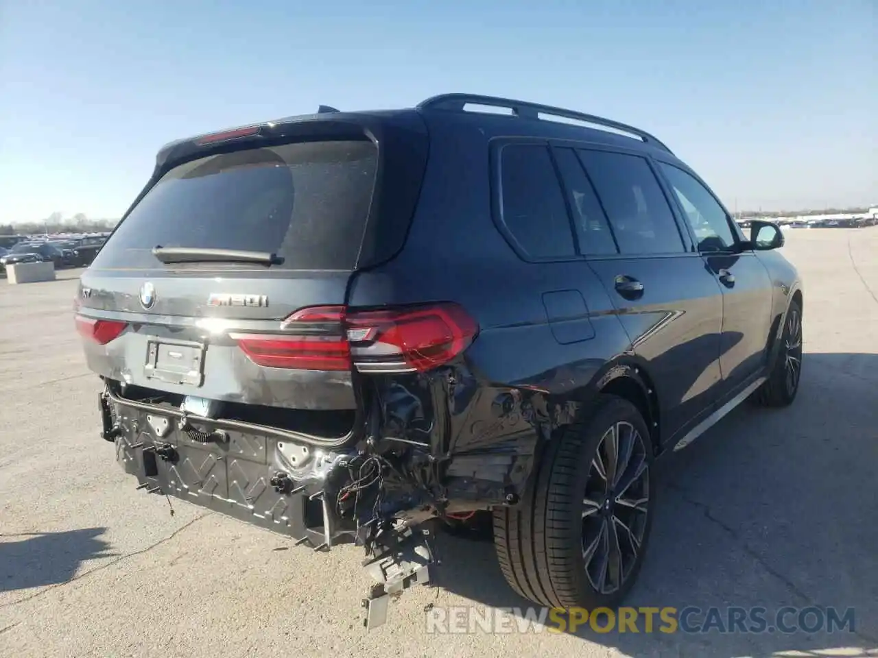 4 Photograph of a damaged car 5UXCX6C02N9K36108 BMW X7 2022