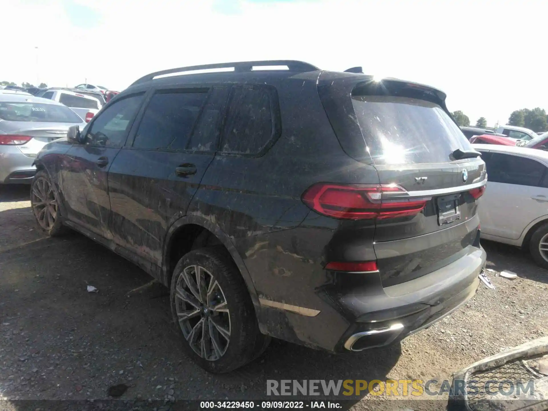 3 Photograph of a damaged car 5UXCX6C03N9C70609 BMW X7 2022