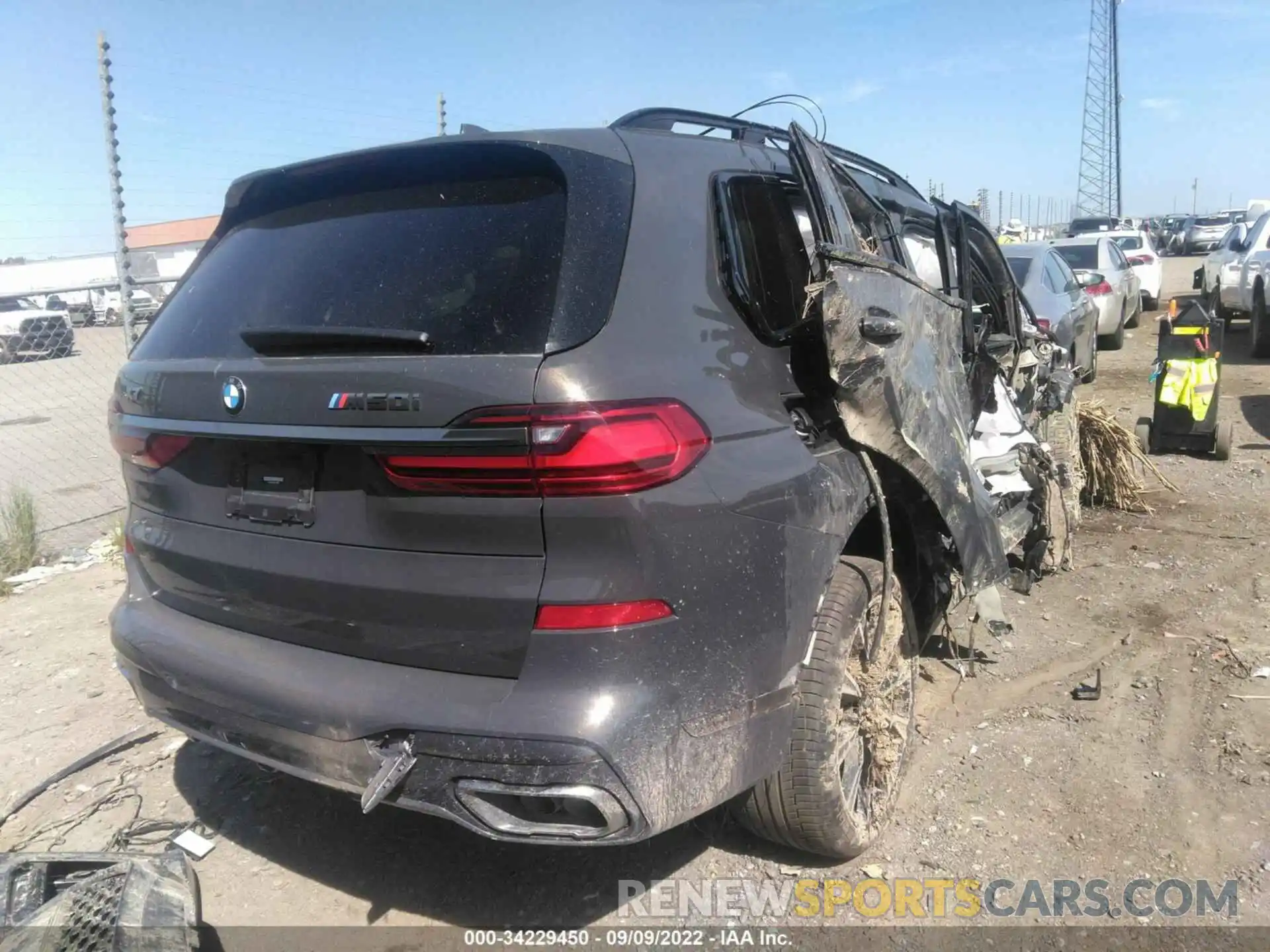 4 Photograph of a damaged car 5UXCX6C03N9C70609 BMW X7 2022