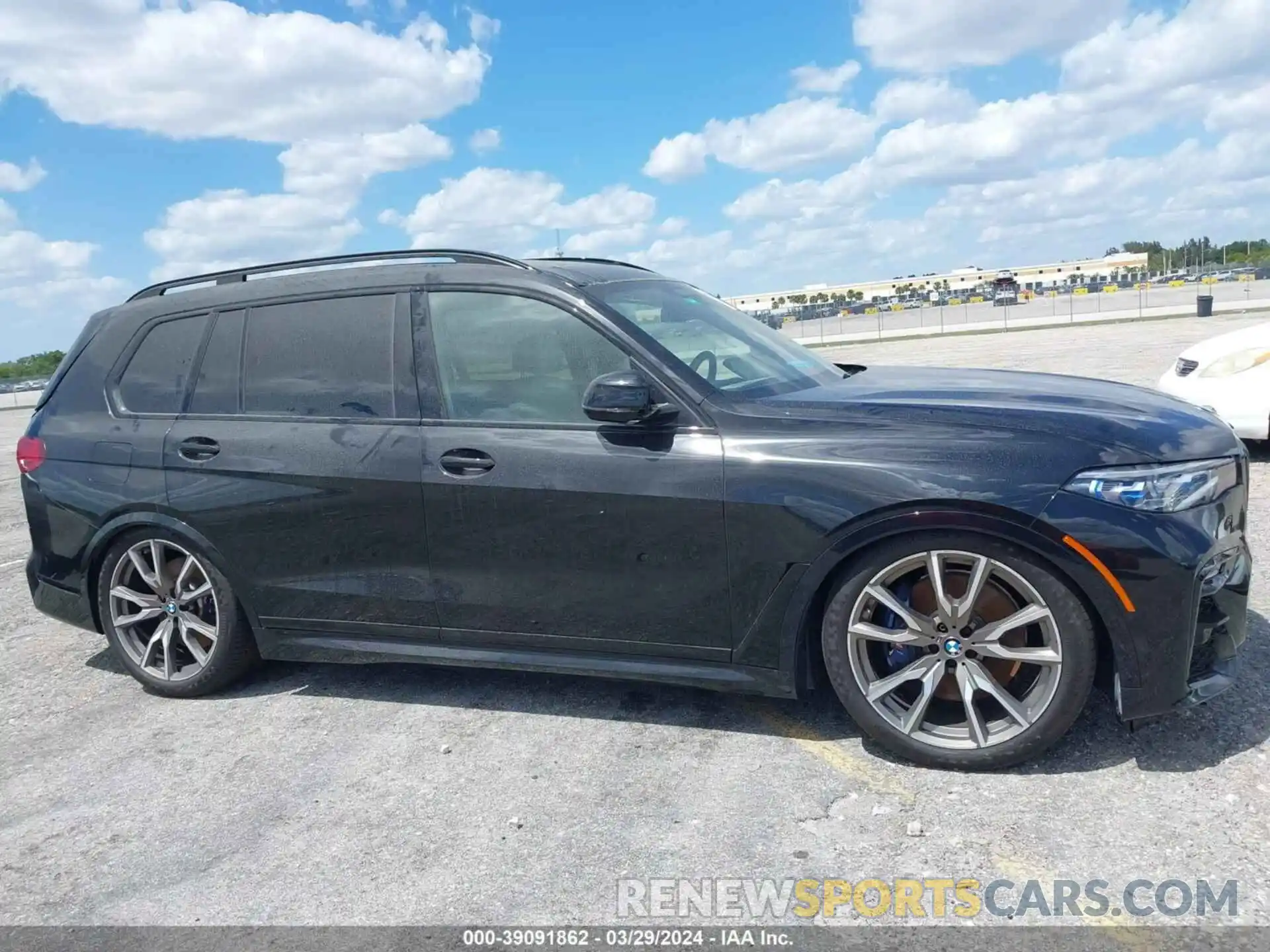 13 Photograph of a damaged car 5UXCX6C06N9K90737 BMW X7 2022