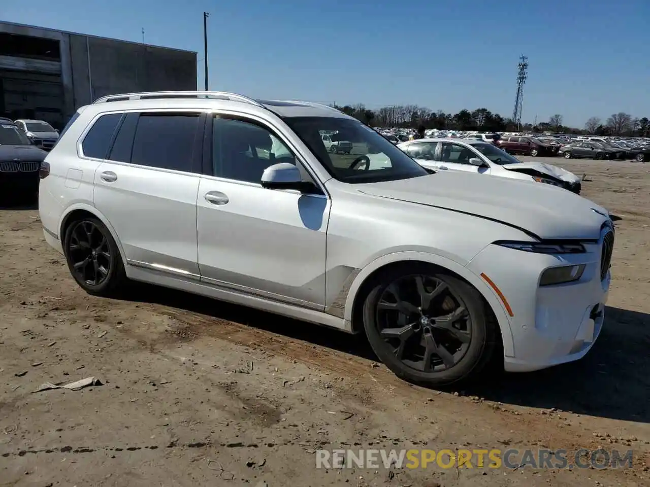 4 Photograph of a damaged car 5UX23EM00P9R61404 BMW X7 2023