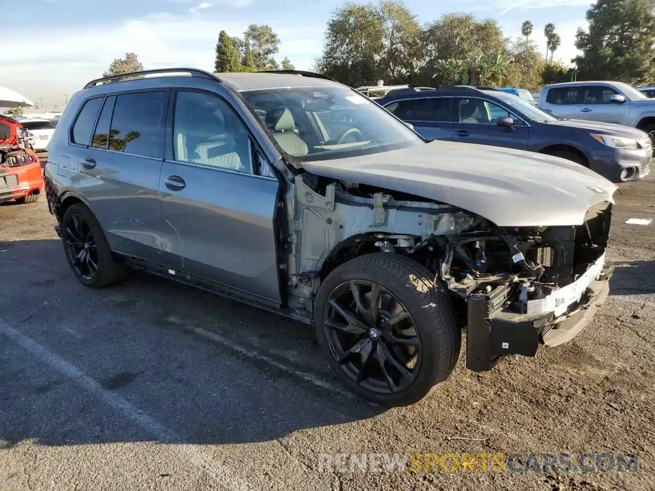 4 Photograph of a damaged car 5UX23EM07P9R30411 BMW X7 2023