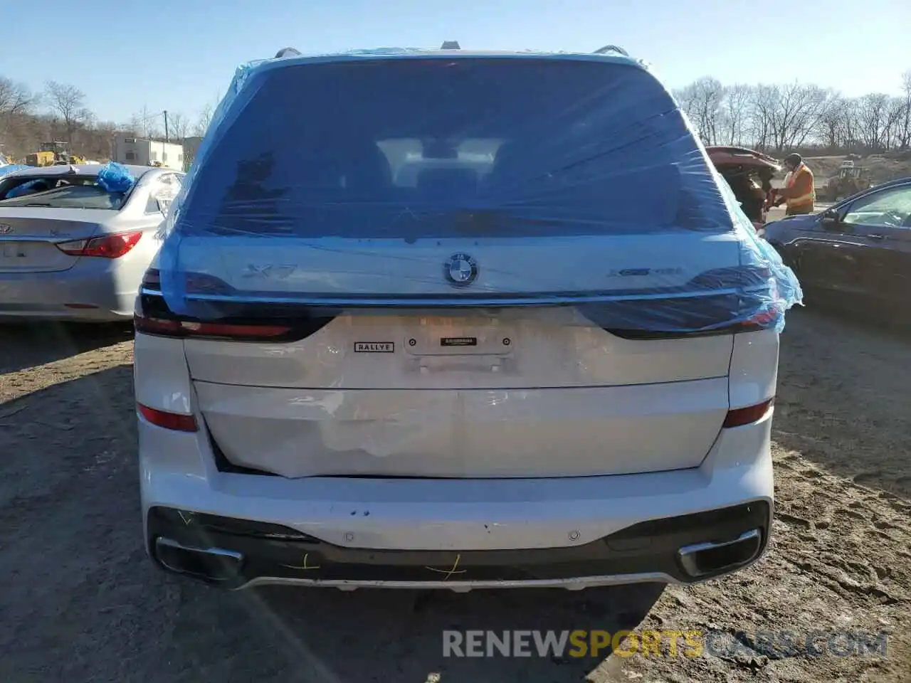 6 Photograph of a damaged car 5UX23EM08P9R67287 BMW X7 2023