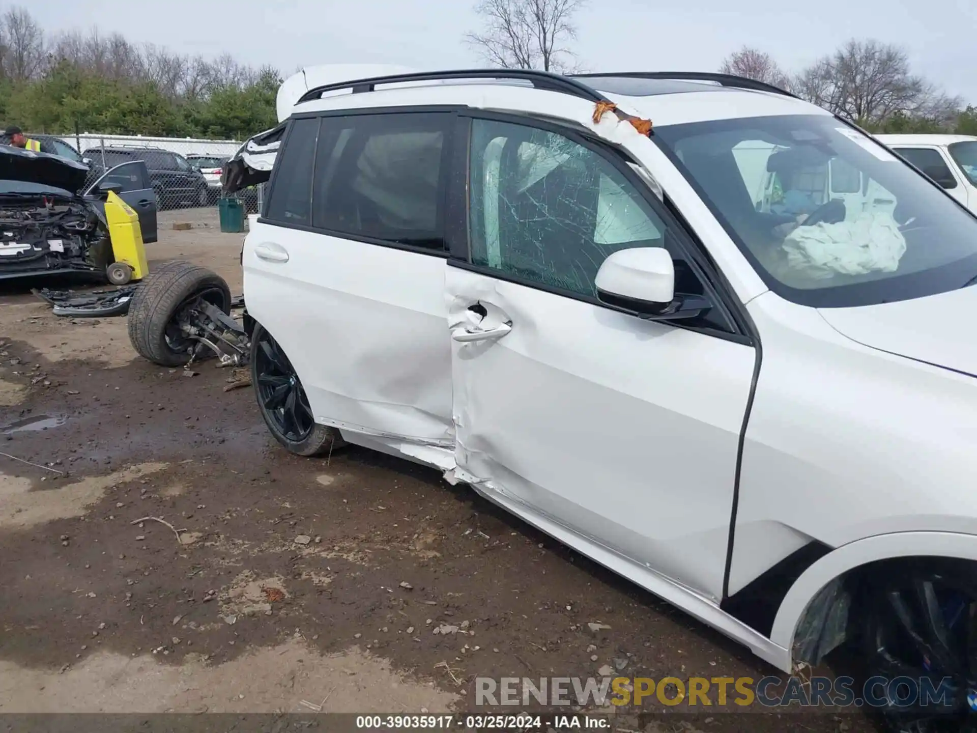 13 Photograph of a damaged car 5UX23EM09P9P96694 BMW X7 2023