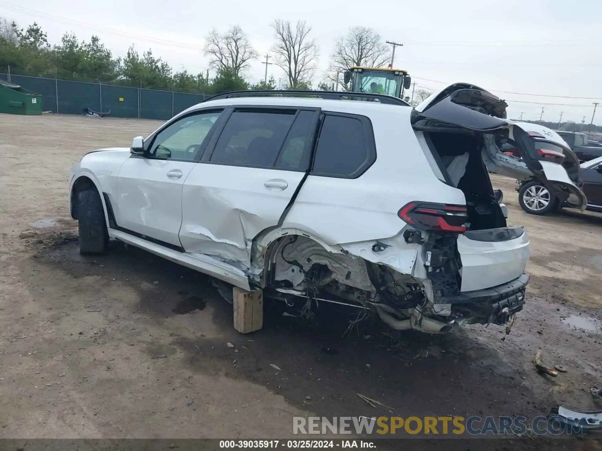 3 Photograph of a damaged car 5UX23EM09P9P96694 BMW X7 2023