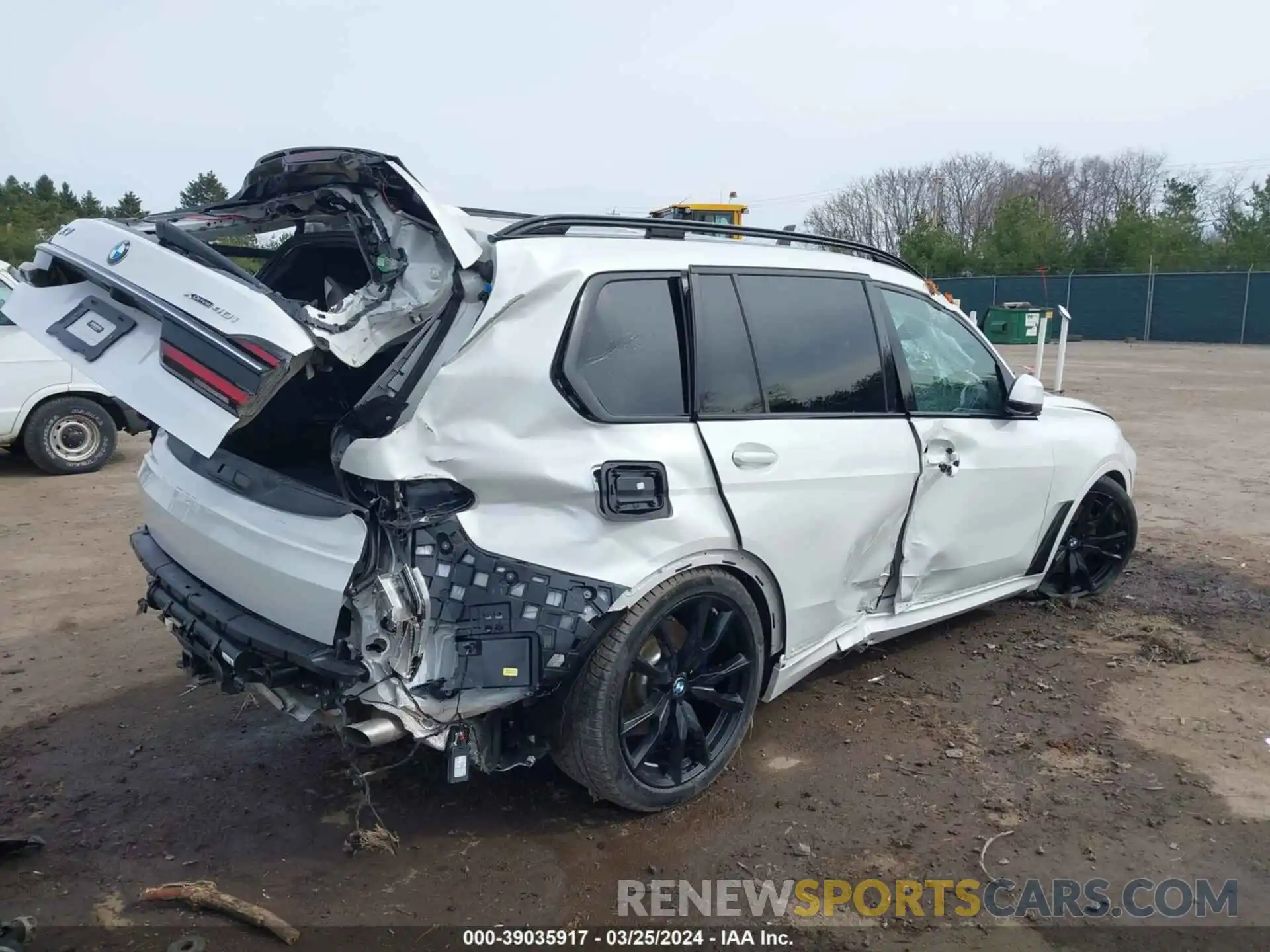 4 Photograph of a damaged car 5UX23EM09P9P96694 BMW X7 2023