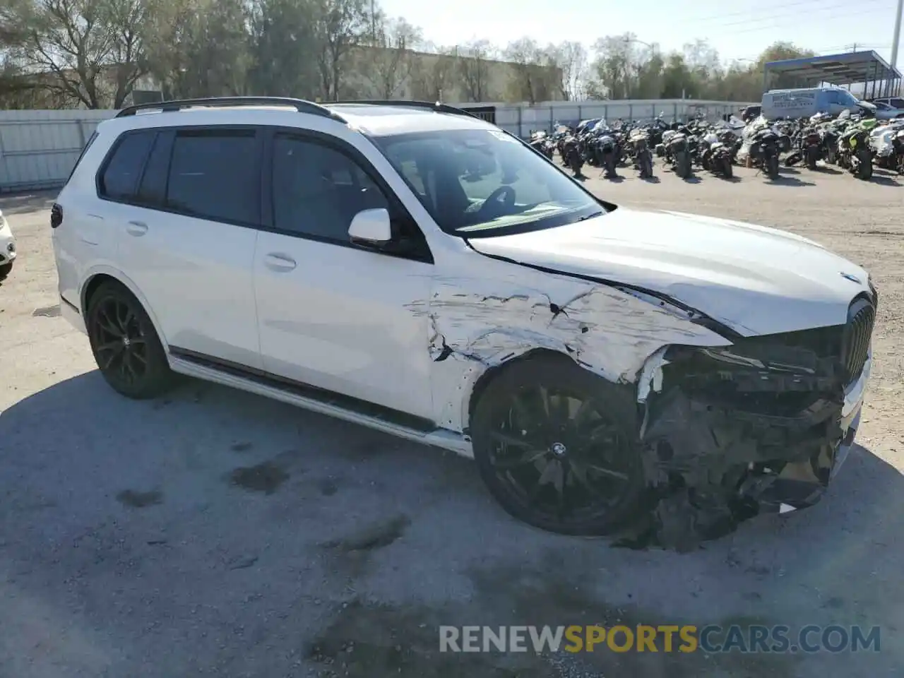 4 Photograph of a damaged car 5UX23EM02R9S80583 BMW X7 2024
