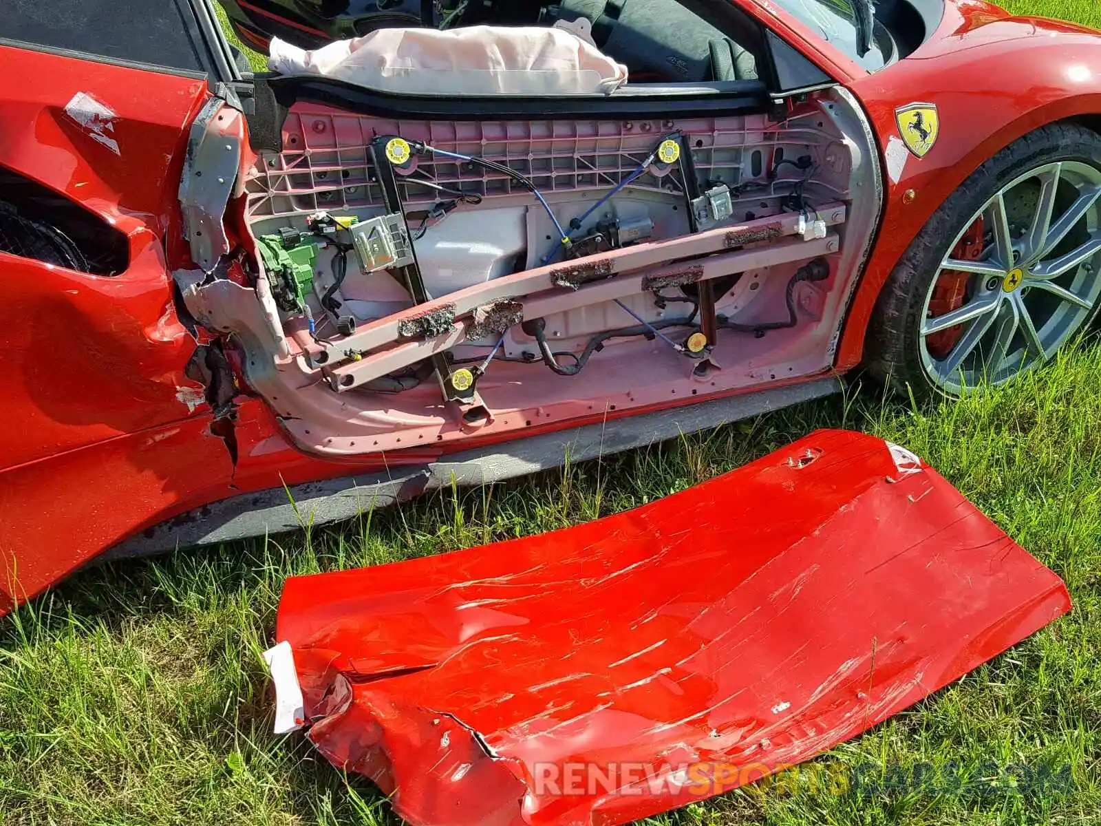 9 Photograph of a damaged car ZFF90HLA2K0240696 FERRARI 488 PISTA 2019