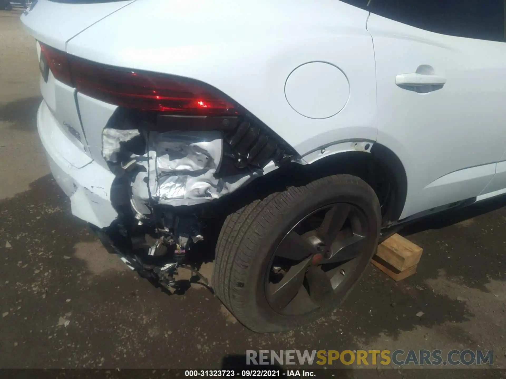 6 Photograph of a damaged car SADF12FX9L1Z80788 JAGUAR E-PACE 2020